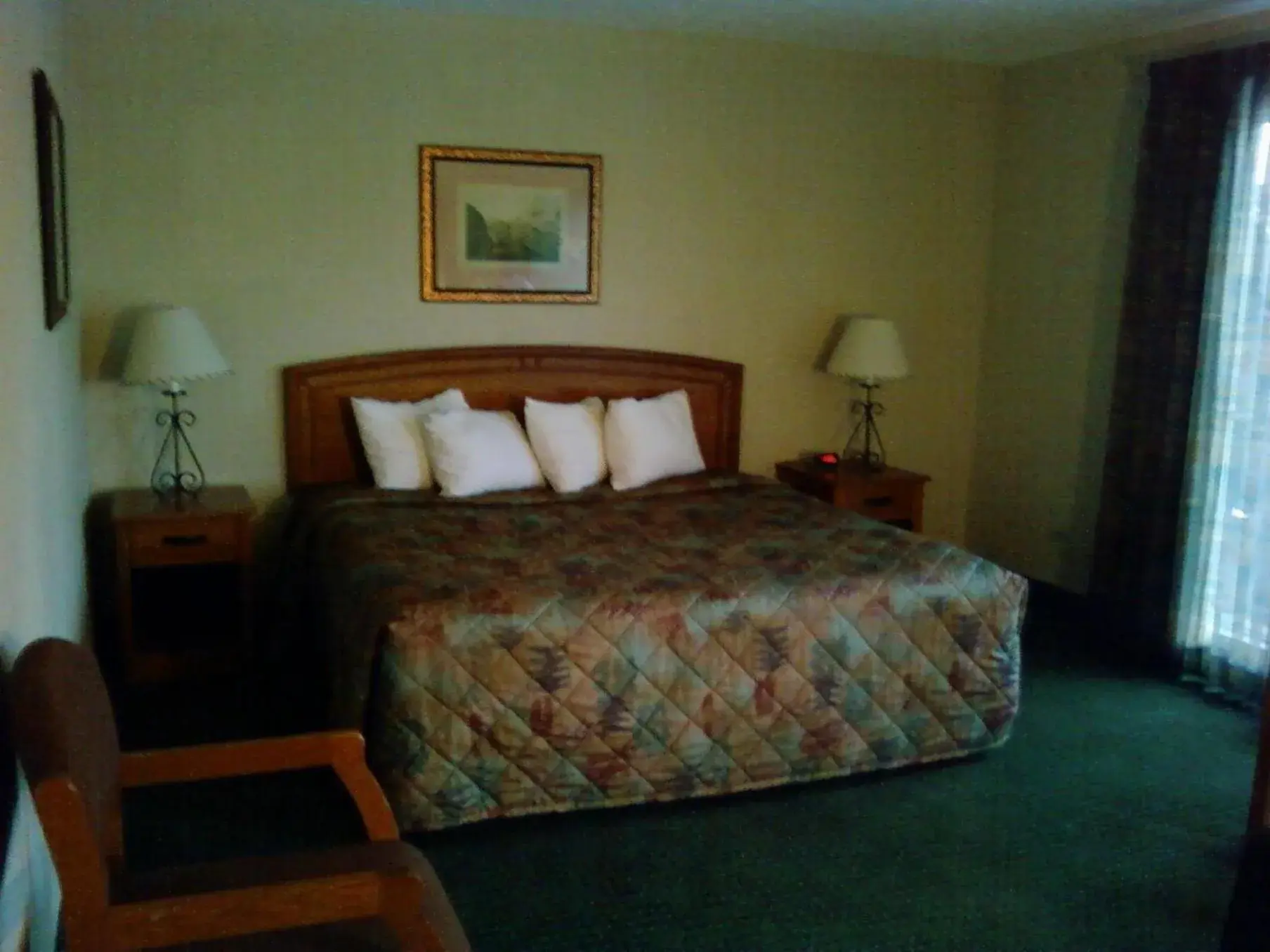 Photo of the whole room, Bed in Will Rogers Inn