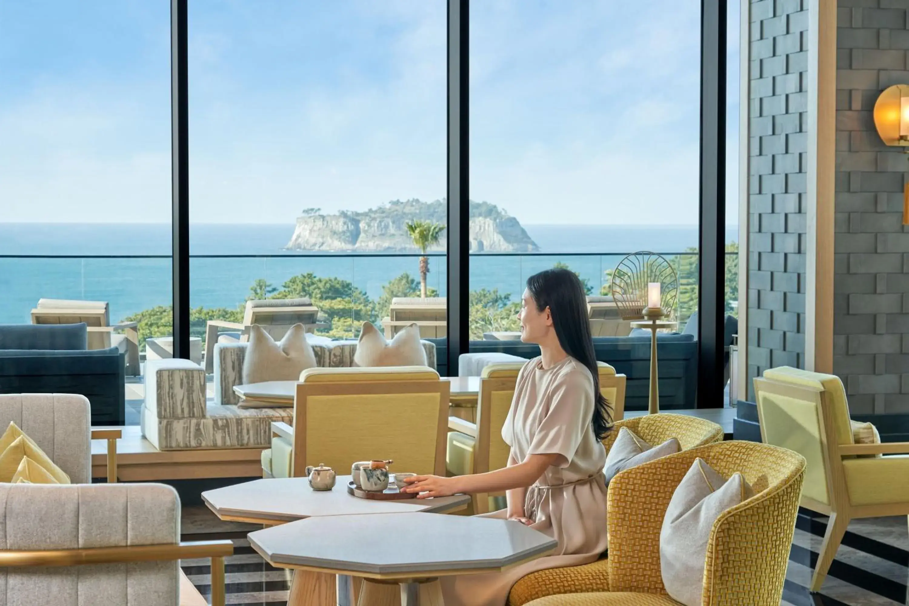 Lounge or bar in JW Marriott Jeju Resort & Spa