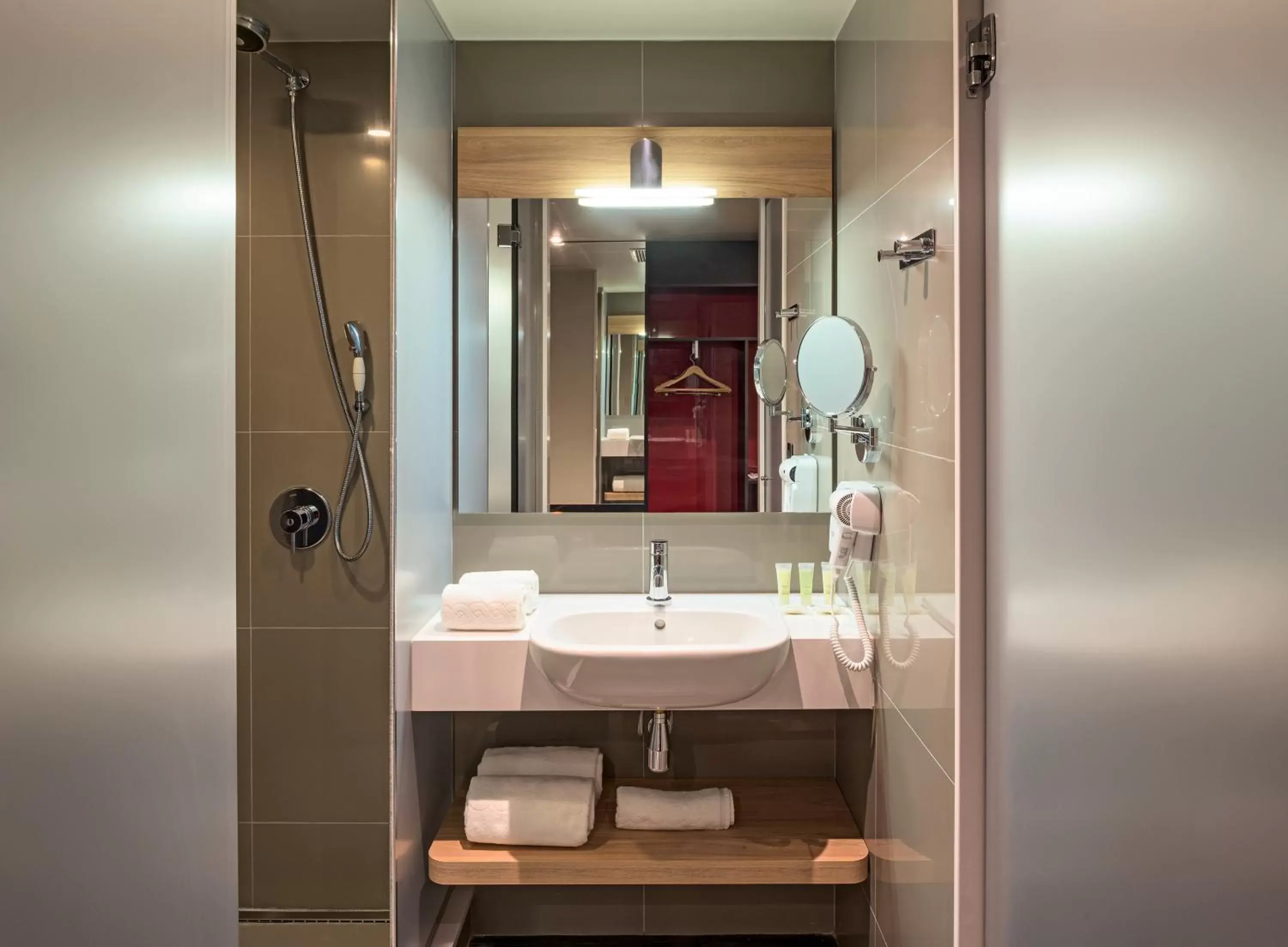 Property building, Bathroom in Novotel Curitiba Batel