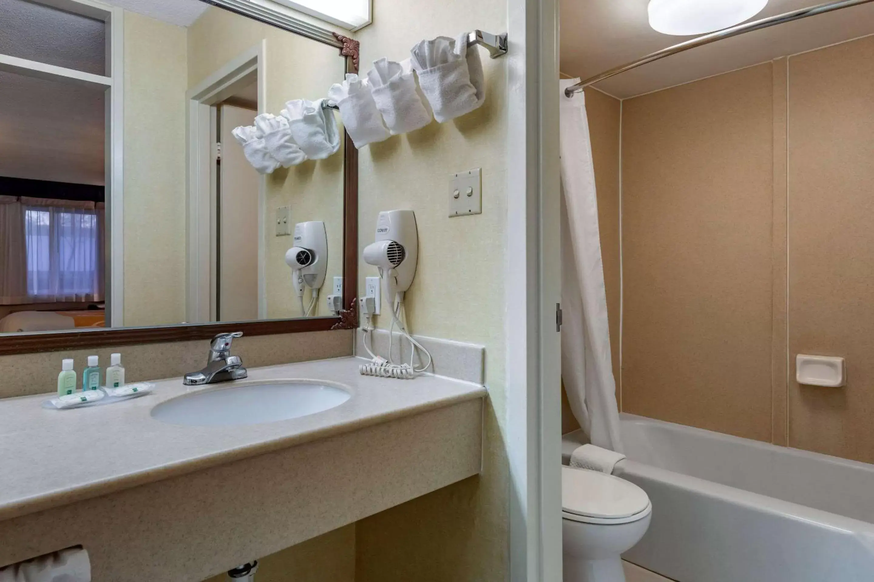 Bedroom, Bathroom in Quality Inn On Historic Route 66