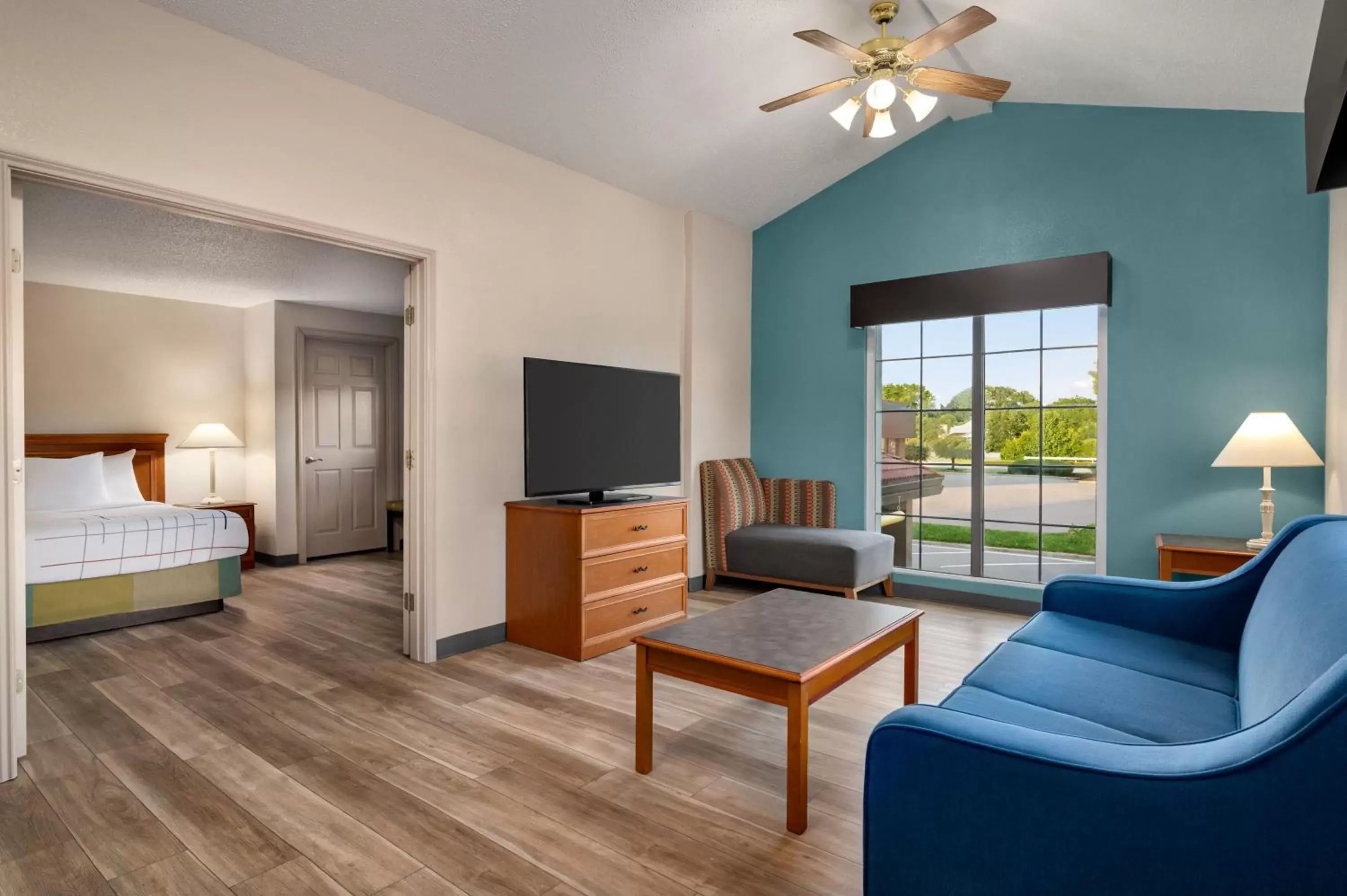 Photo of the whole room, TV/Entertainment Center in La Quinta Inn by Wyndham Columbus Airport Area