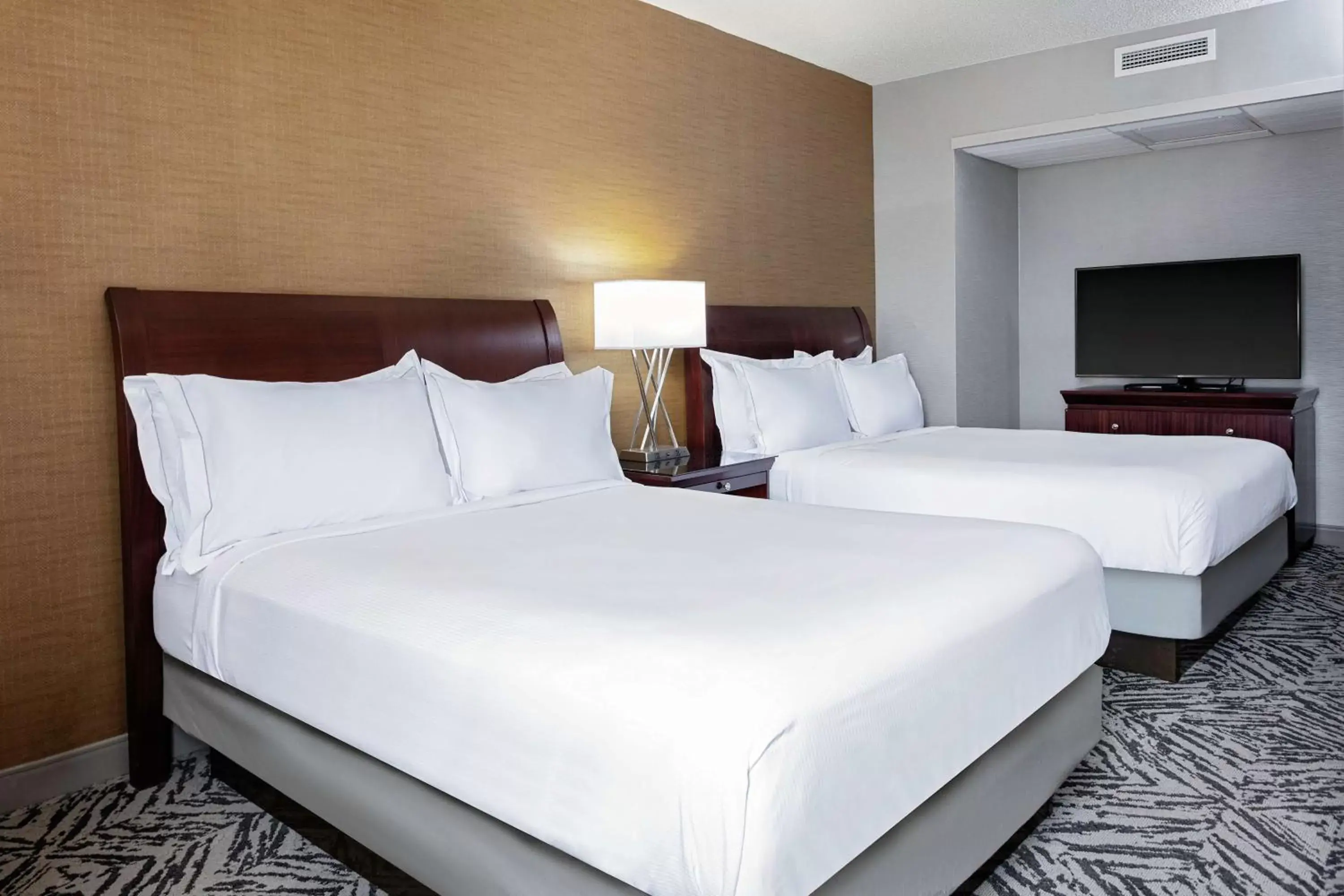 Bed in DoubleTree by Hilton Hotel & Executive Meeting Center Omaha-Downtown