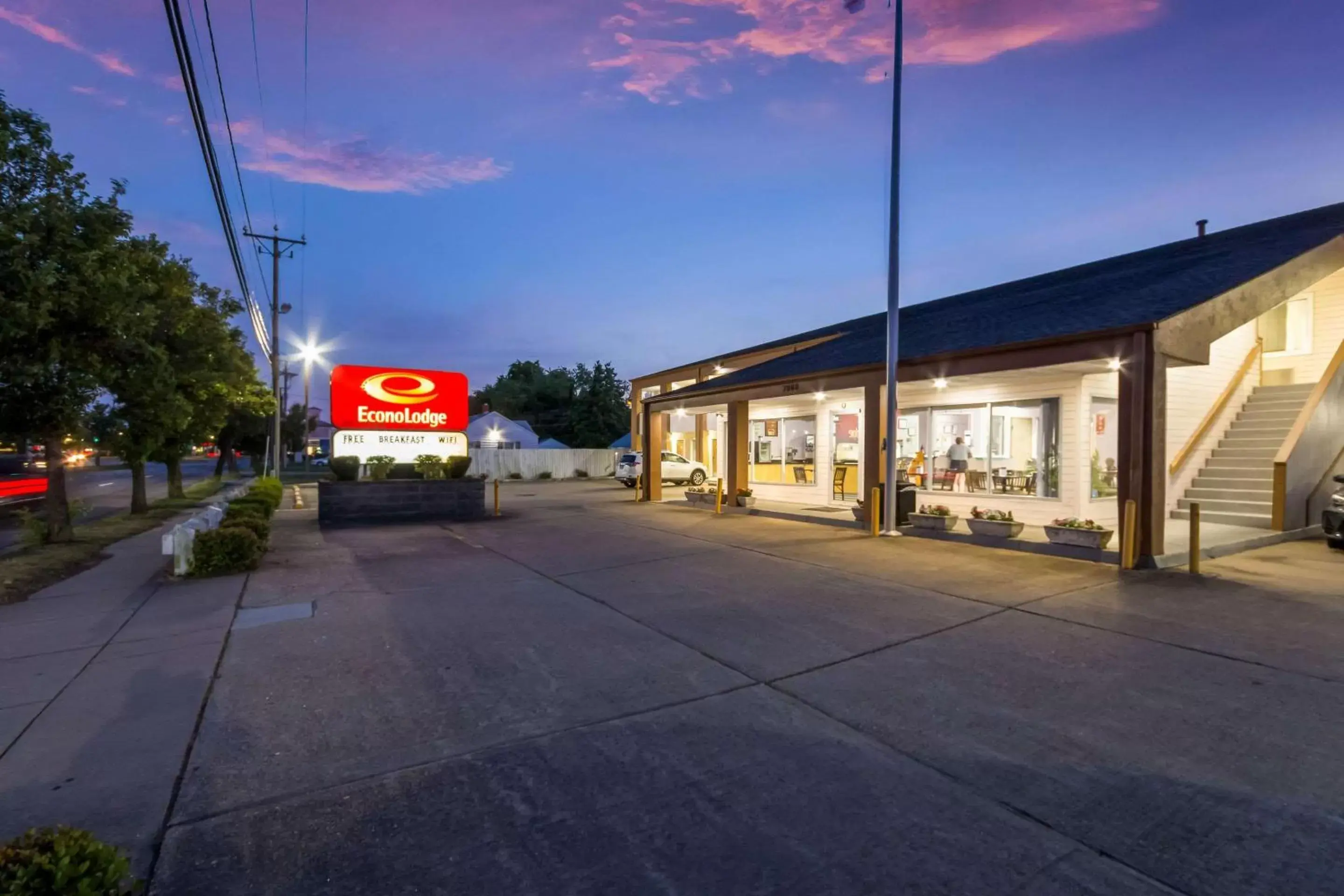 Property Building in Econo Lodge Little Creek