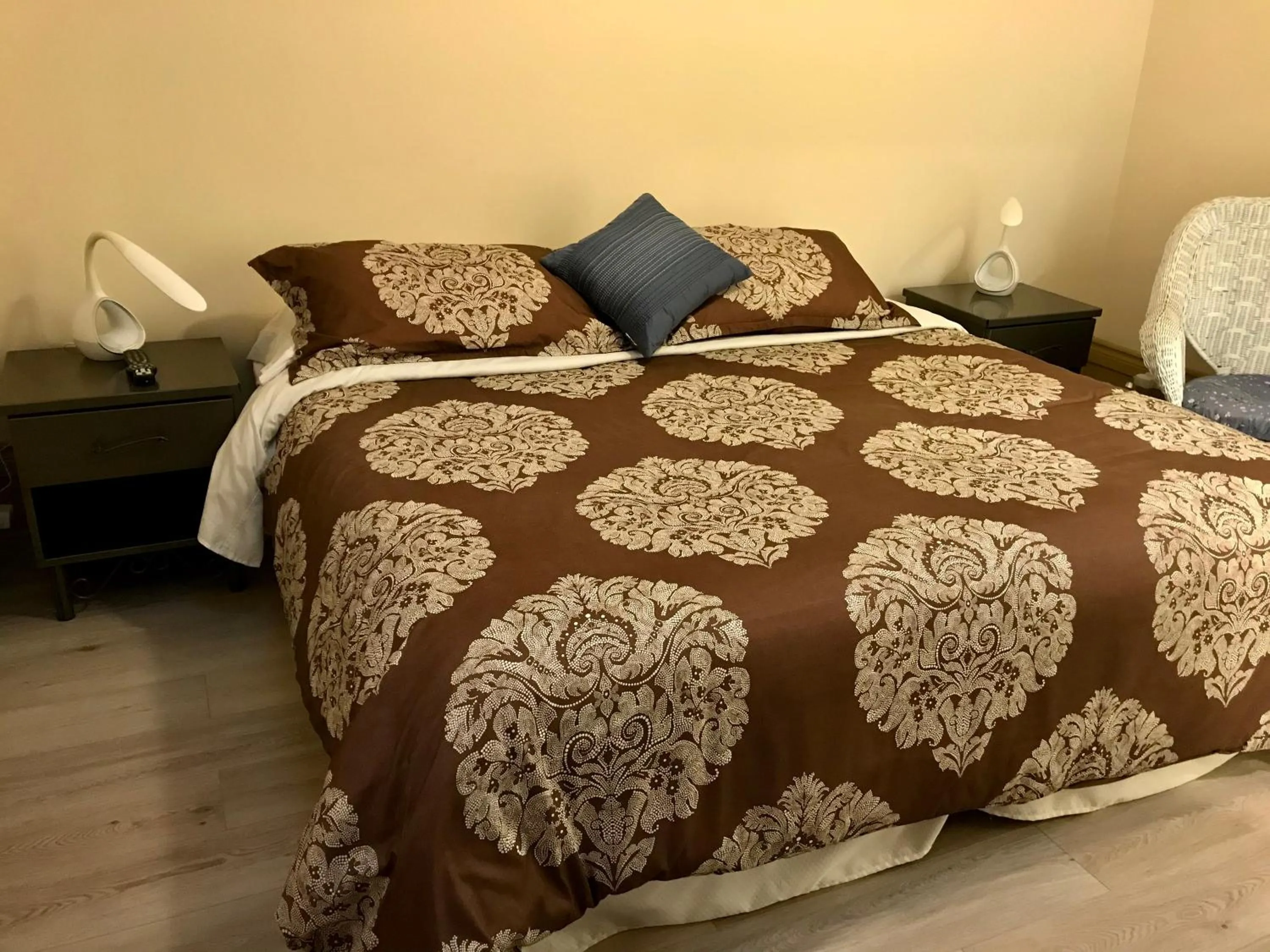 Bed in Auberge du Sault-à-la-Puce