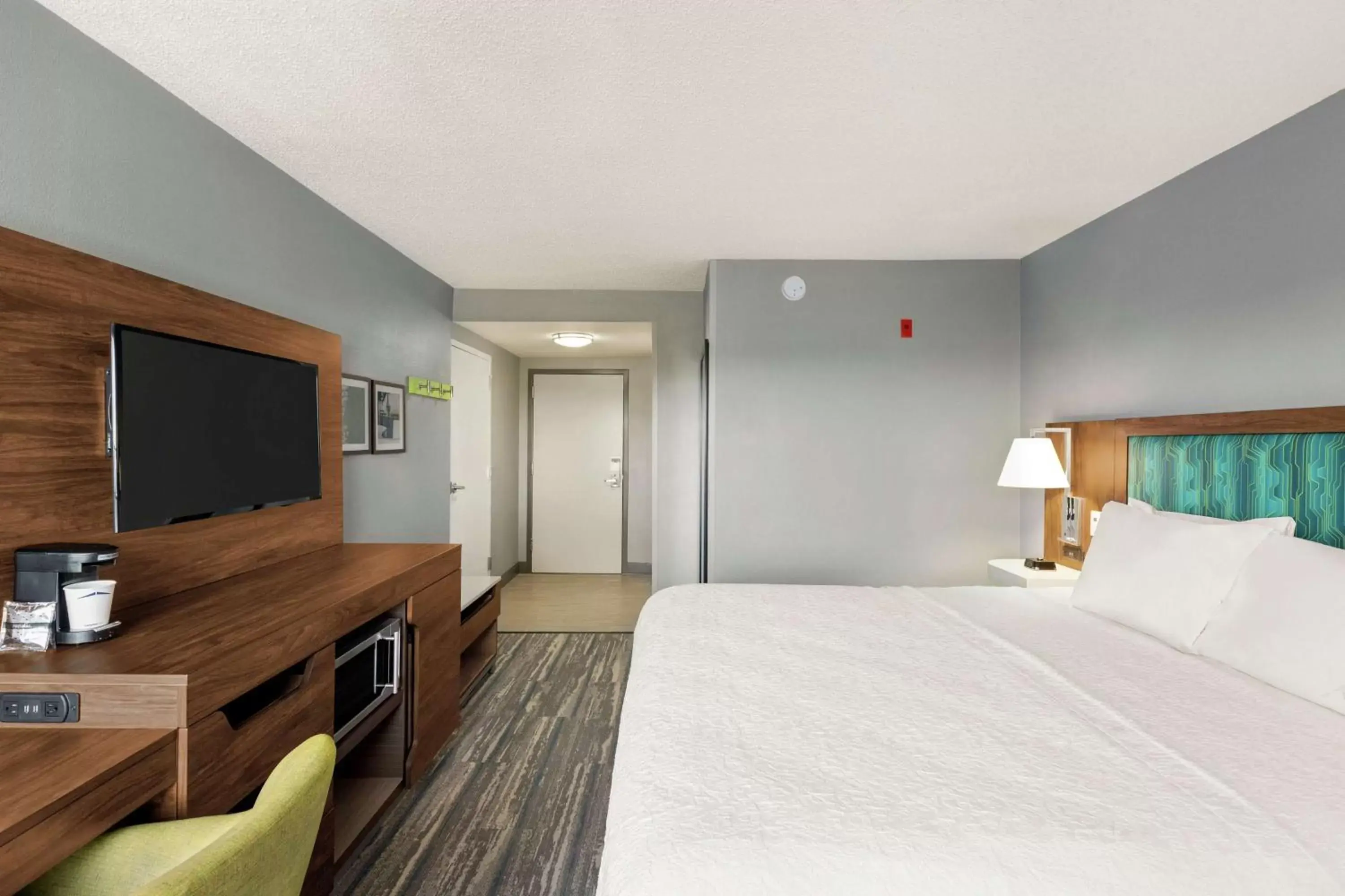 Bedroom, Bed in Hampton Inn & Suites Fort Lauderdale Airport