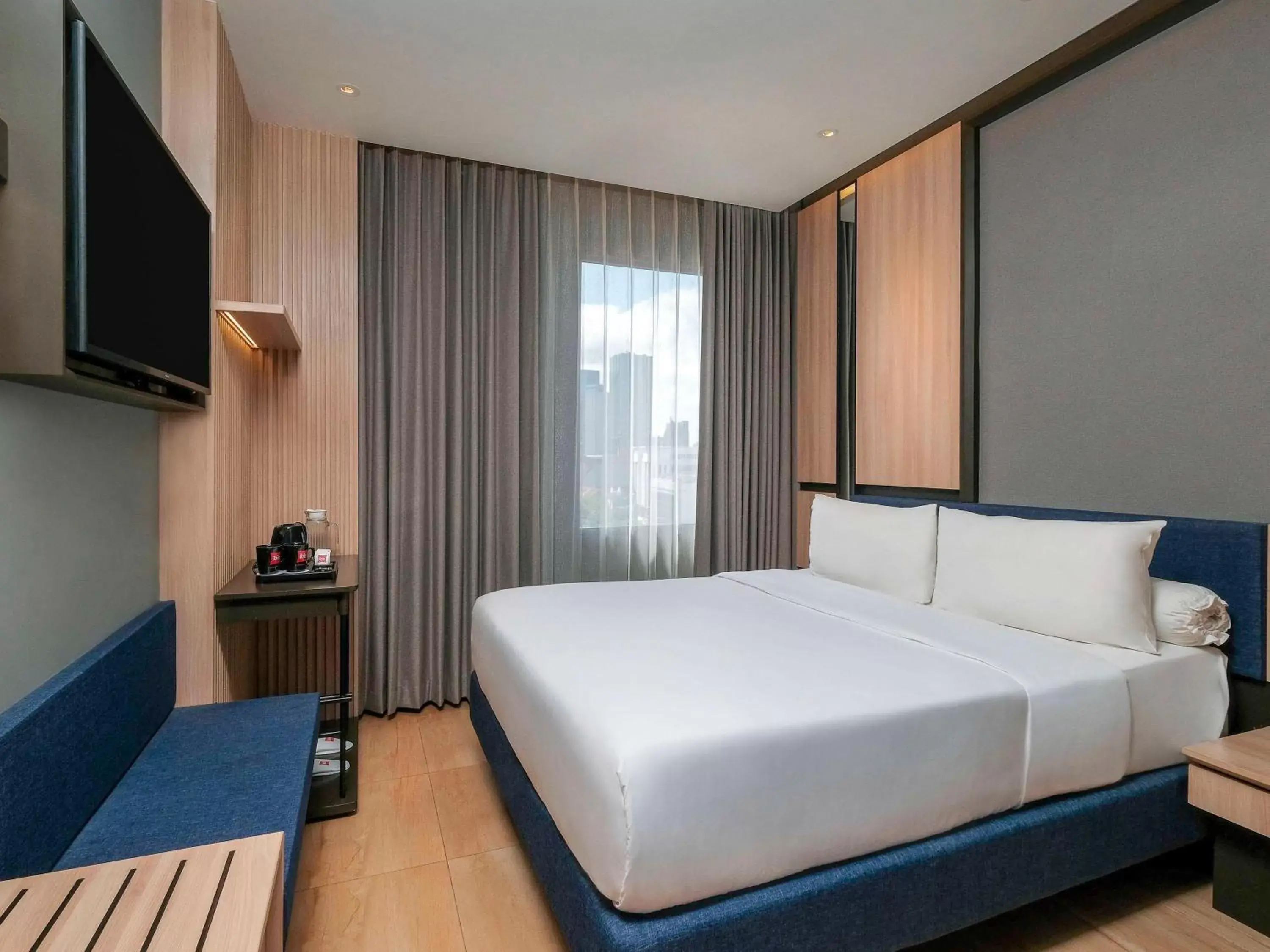 Bedroom, Bed in ibis Surabaya Tidar