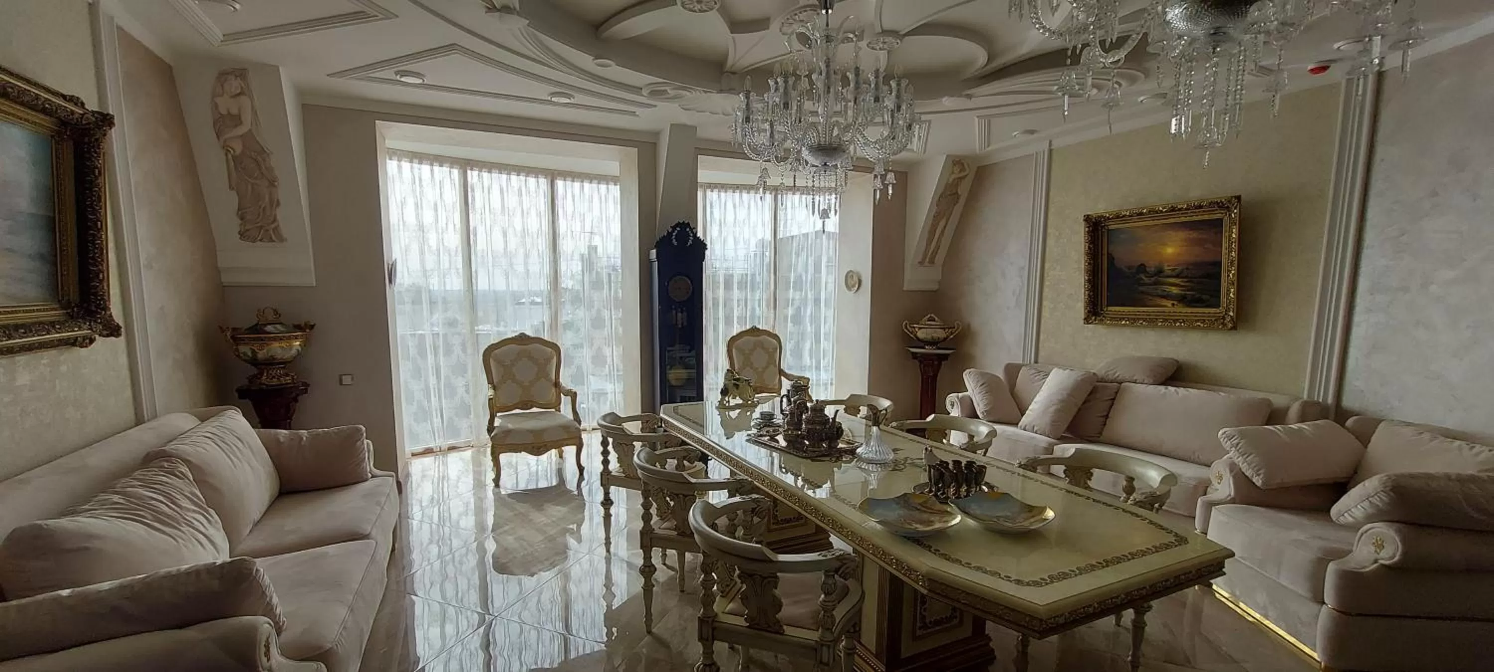 Communal lounge/ TV room in Hotel "Mandarin Clubhouse"