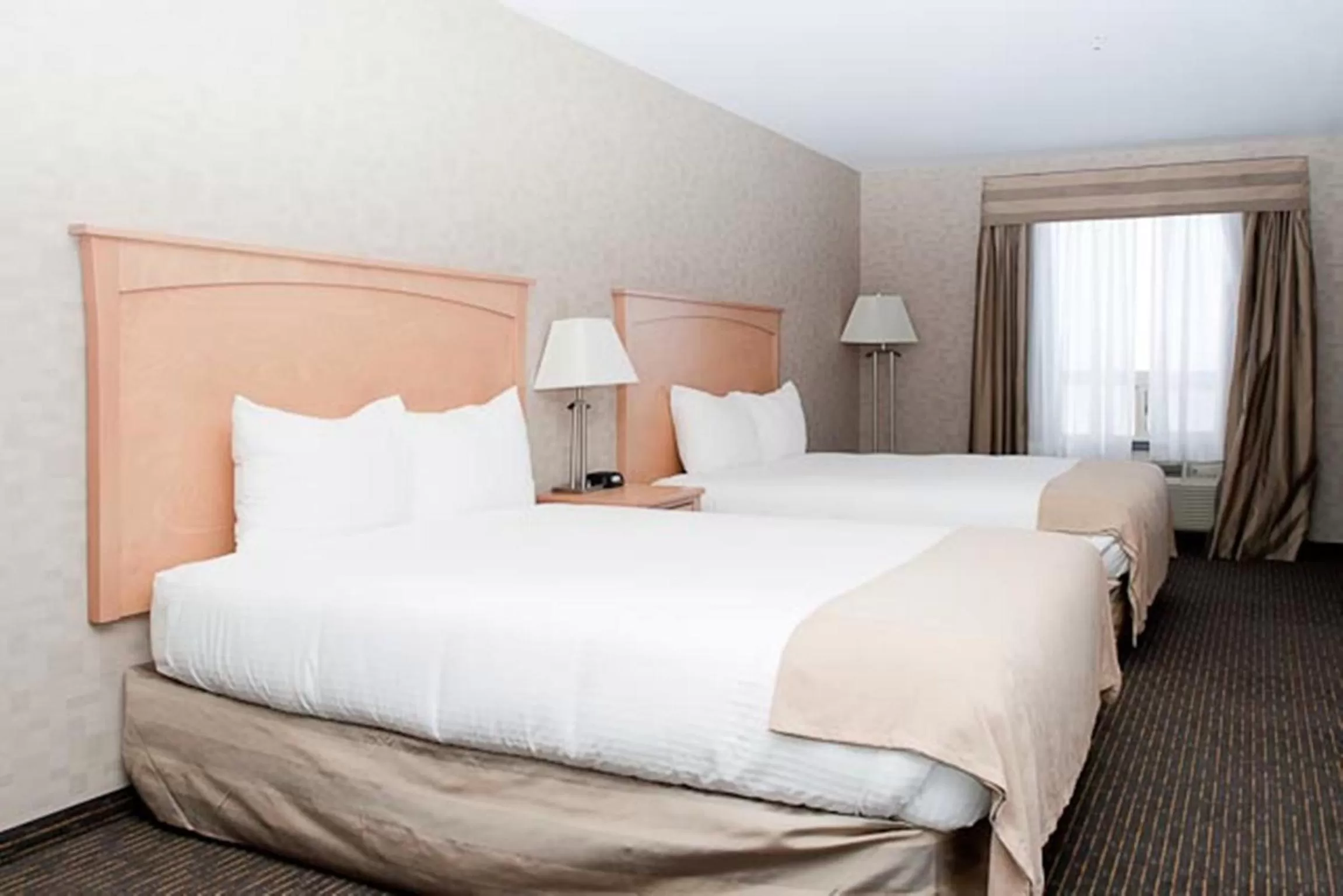 Bed in Paradise Inn and Suites