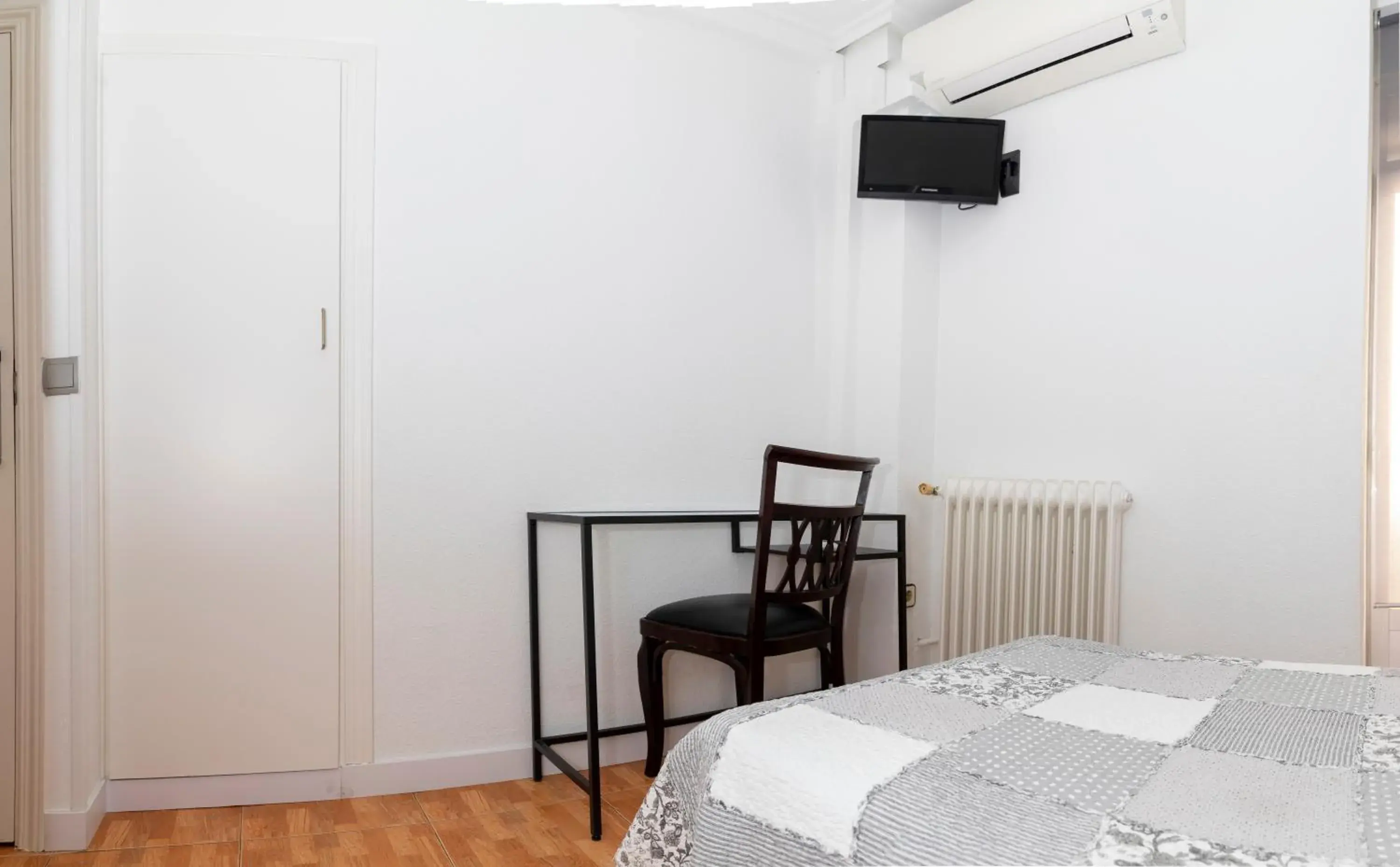 Photo of the whole room, Bed in Hostal Tokio Photo of the whole room, Bed in Hostal Tokio