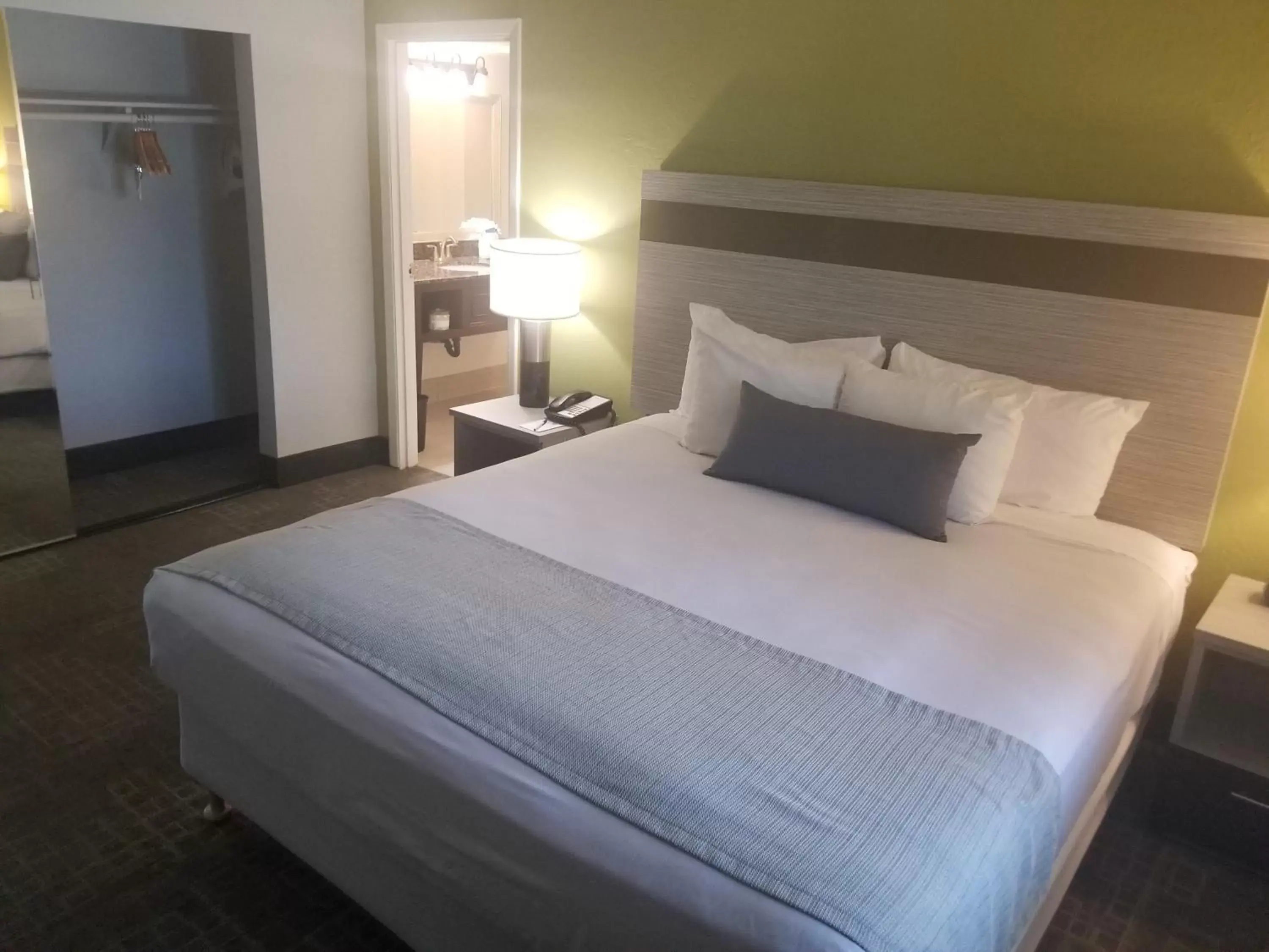 Bed in Best Western InnSuites Phoenix Hotel & Suites