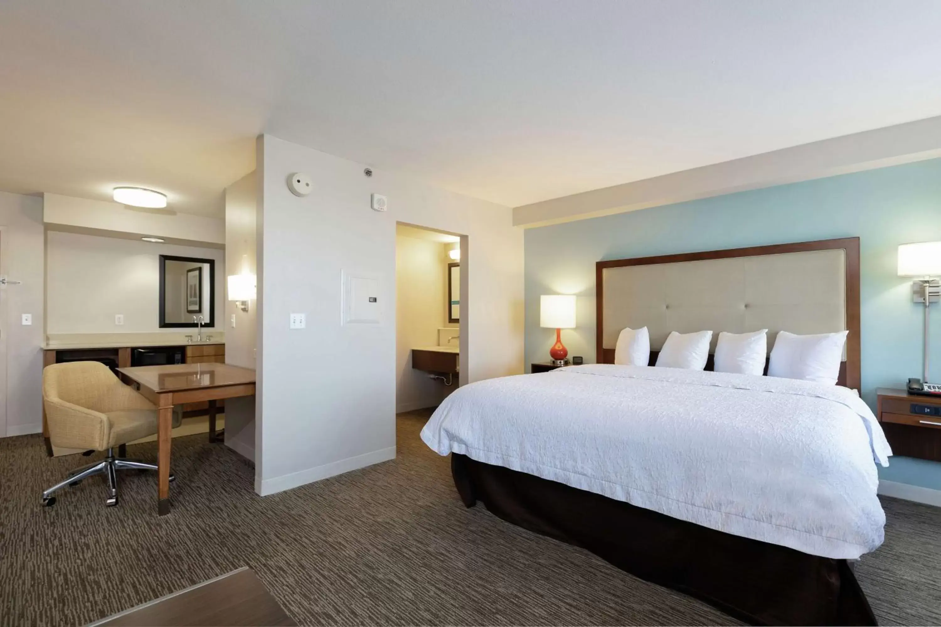 Bedroom, Bed in Hampton Inn & Suites-Austin Airport