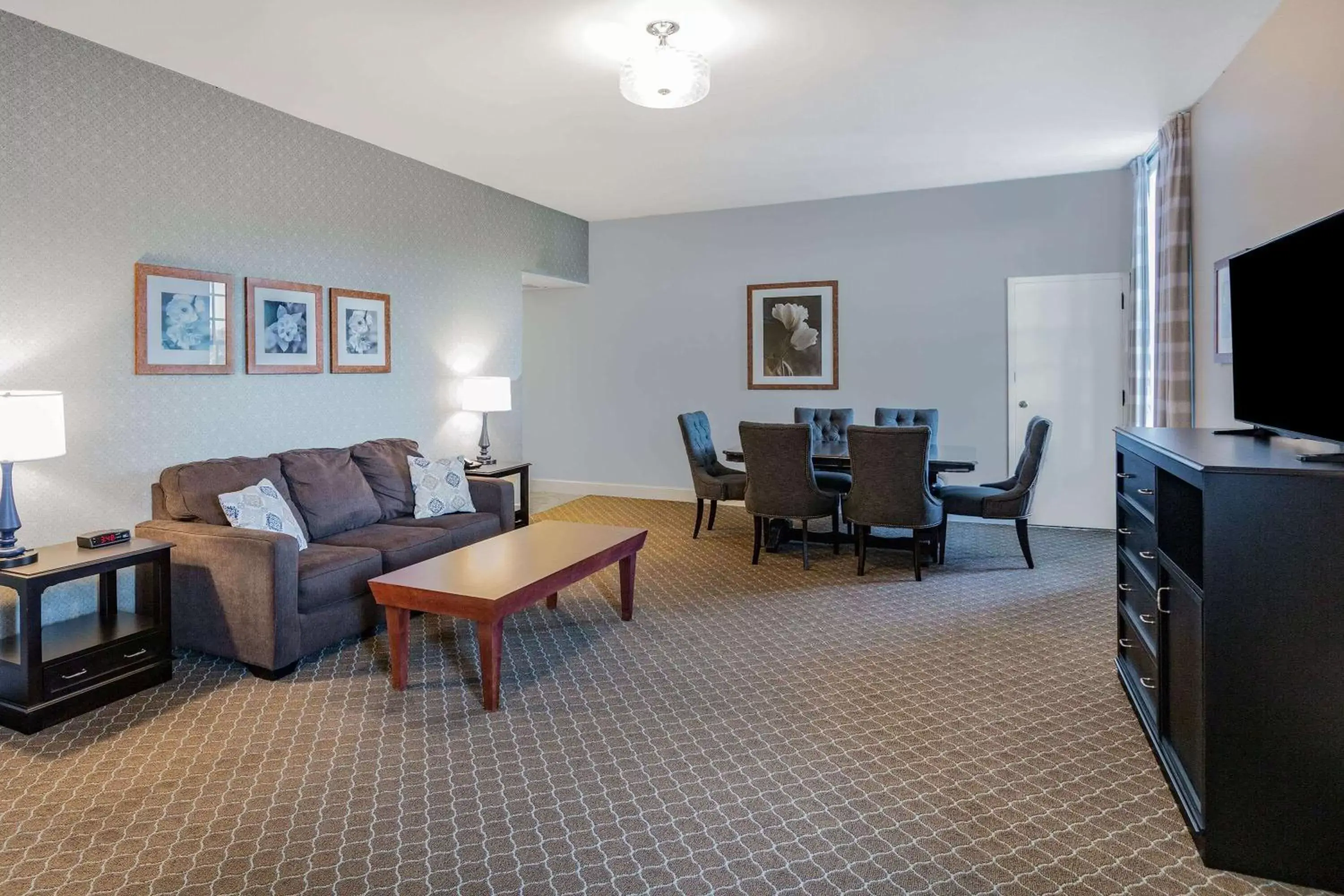 Photo of the whole room, Seating Area in Natural Bridge Hotel, Trademark Collection by Wyndham