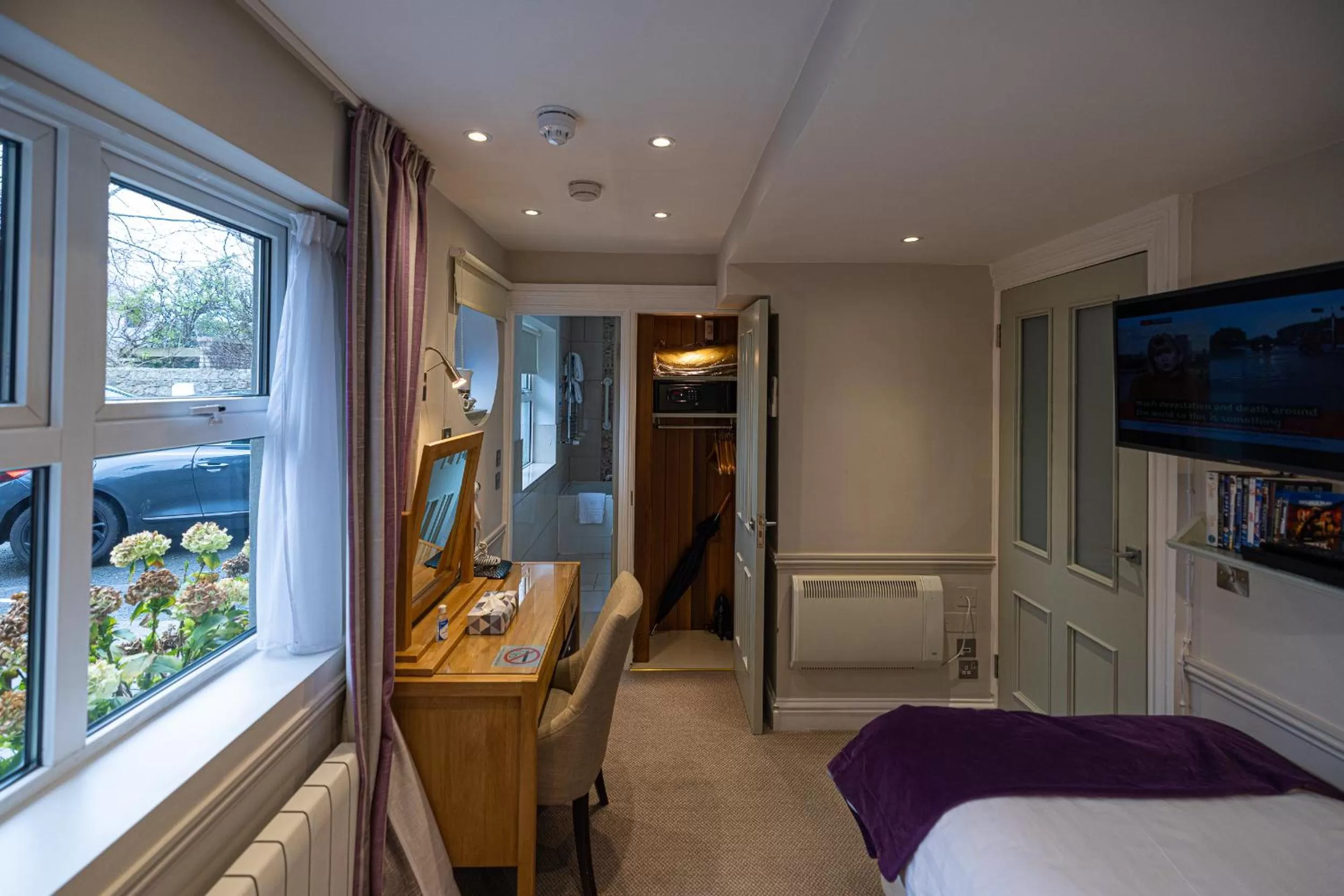 TV and multimedia, Bed in Roxford Lodge Hotel