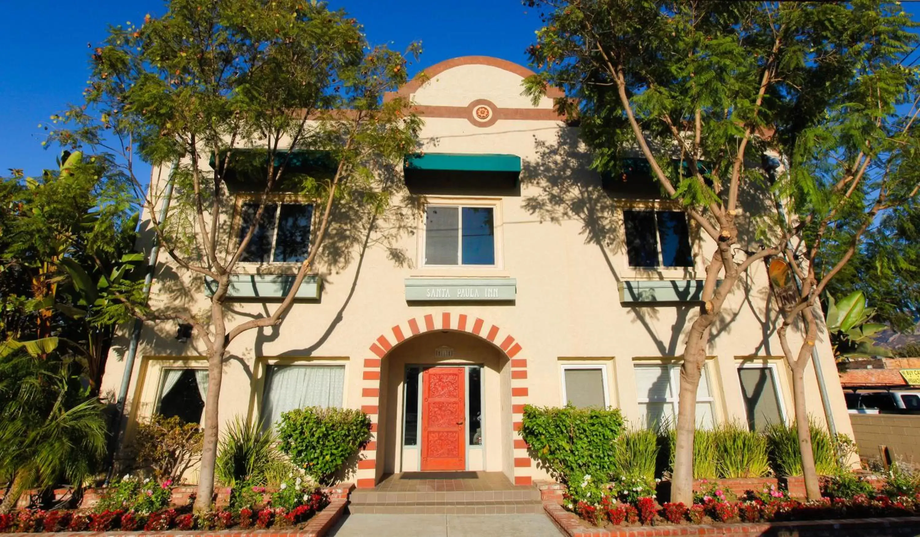 Facade/entrance, Property Building in Santa Paula Inn