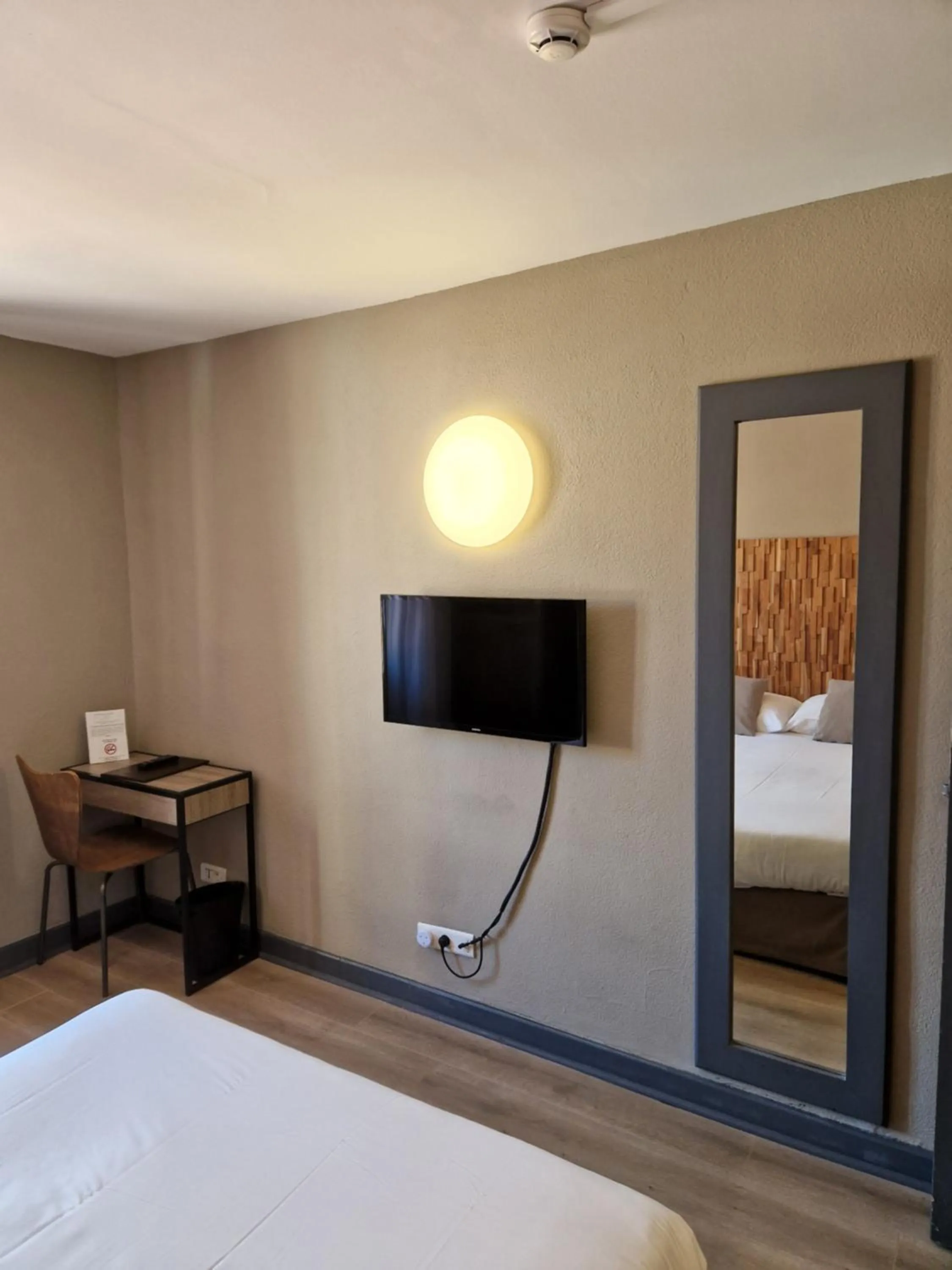 TV and multimedia, Bed in Hôtel La Villa Tosca