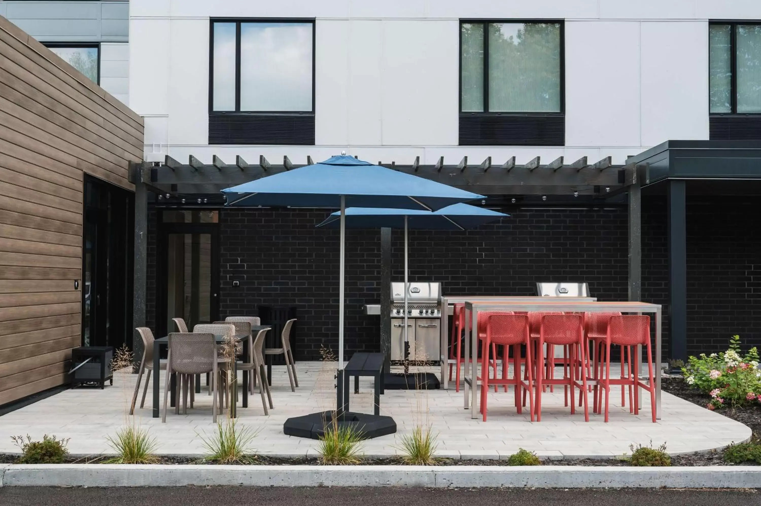 Patio, Restaurant/Places to Eat in Home2 Suites By Hilton Quebec City
