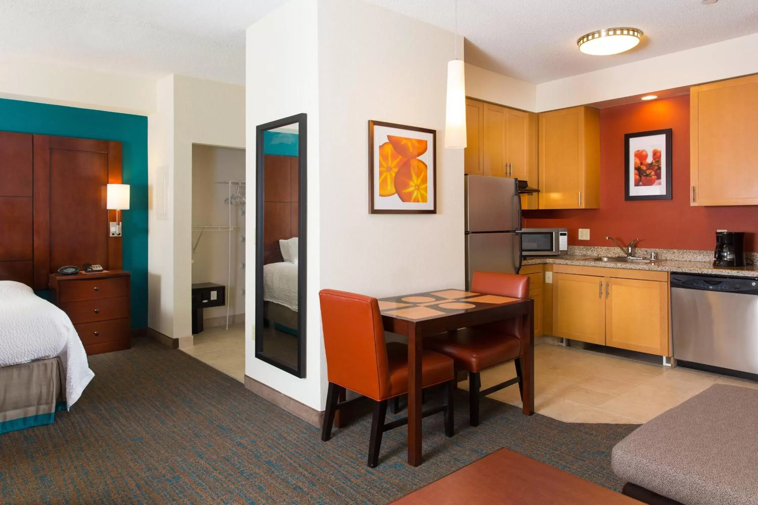 Photo of the whole room, Kitchen/Kitchenette in Residence Inn Kansas City Airport
