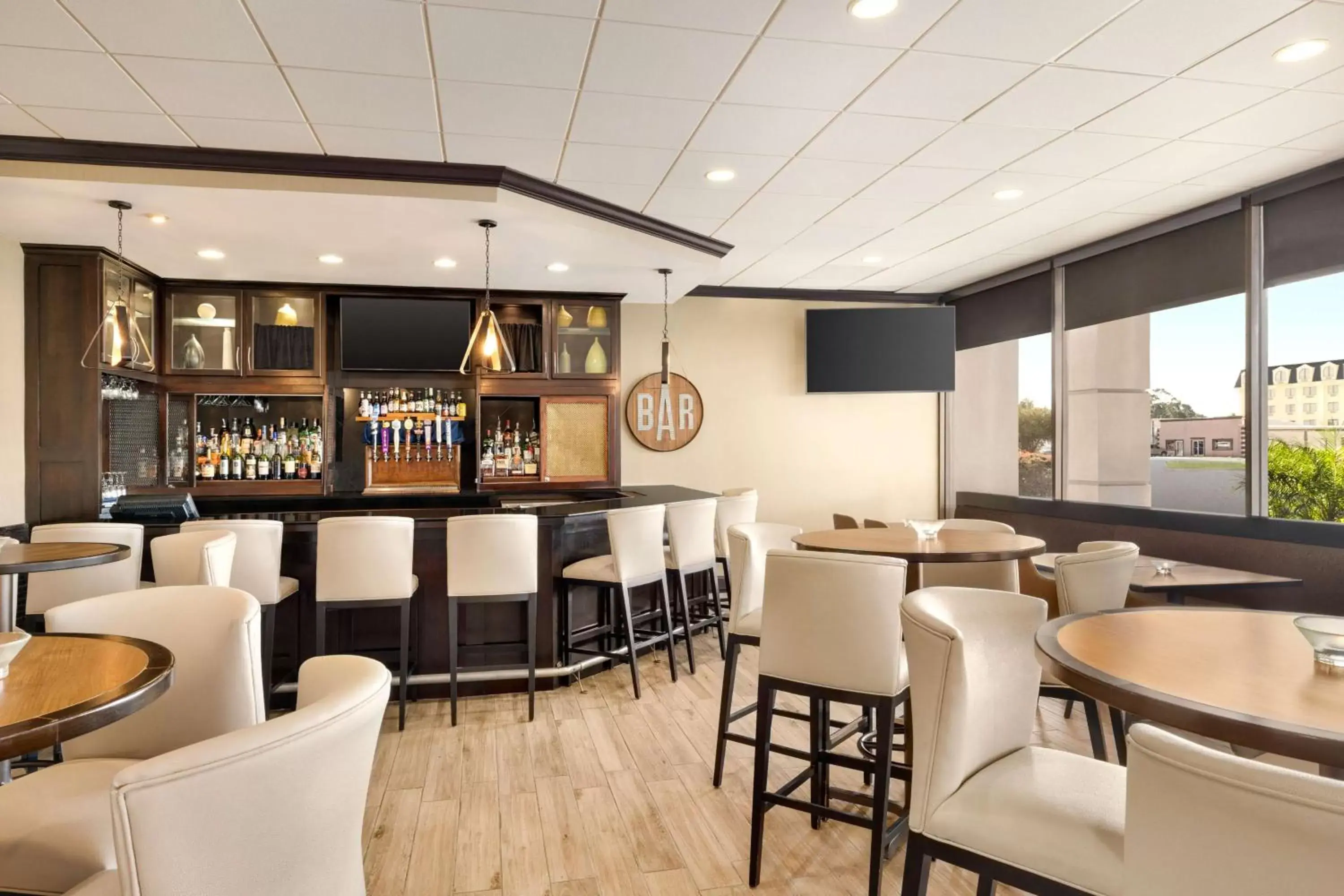 Lounge or bar, Lounge/Bar in DoubleTree by Hilton New Orleans Airport