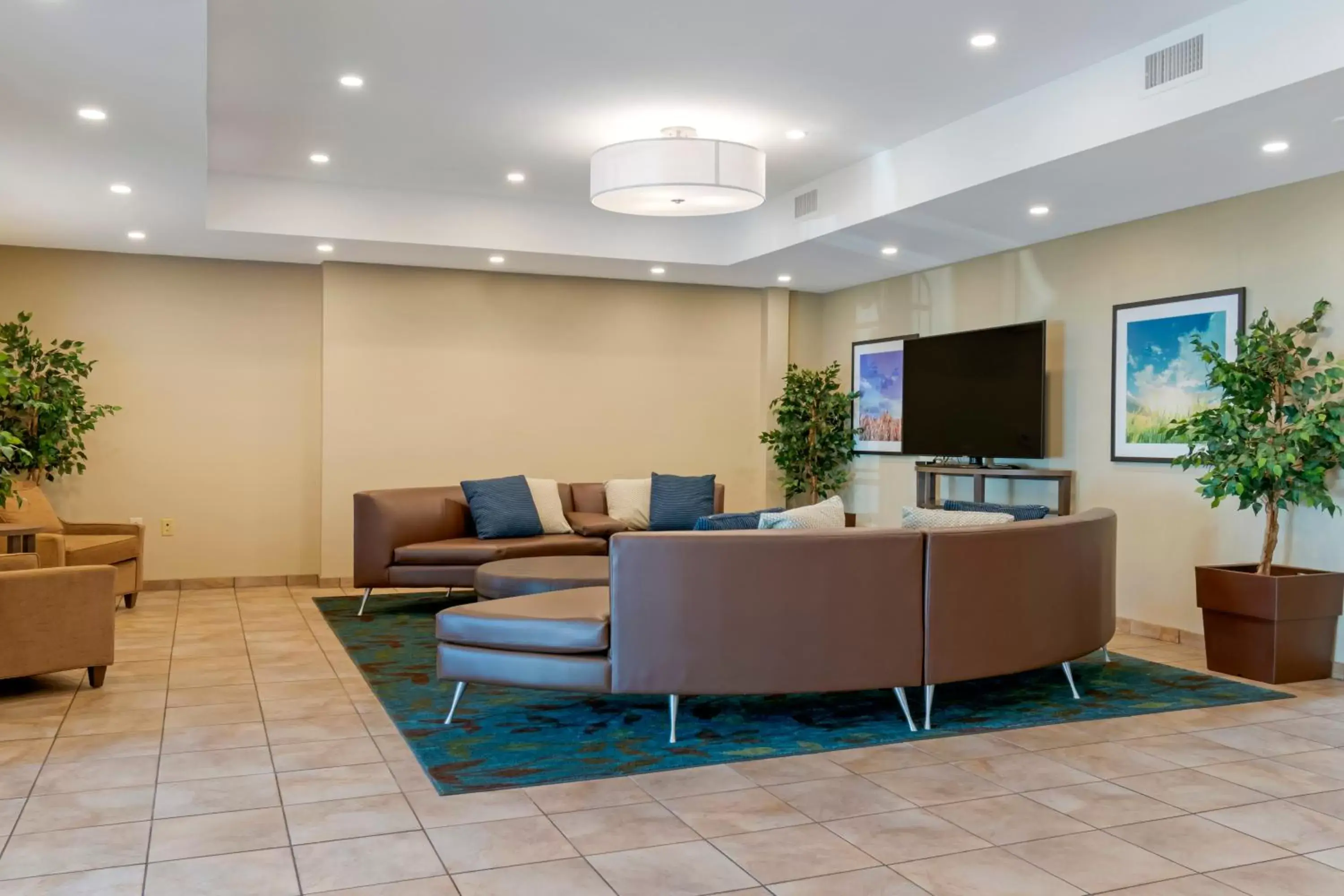 Property building, Lobby/Reception in Candlewood Suites Reading, an IHG Hotel