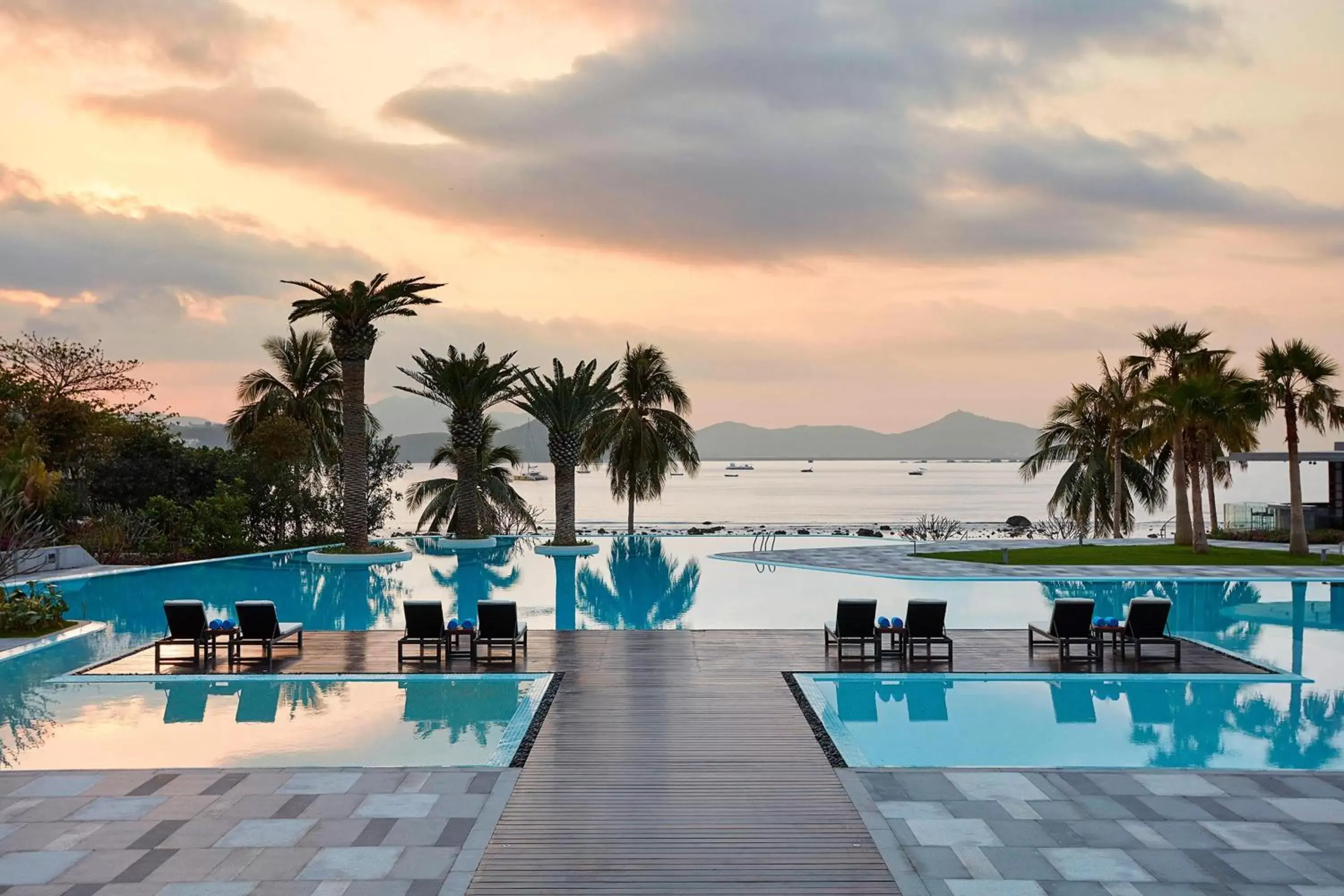 Swimming Pool in The Shanhaitian Resort Sanya, Autograph Collection