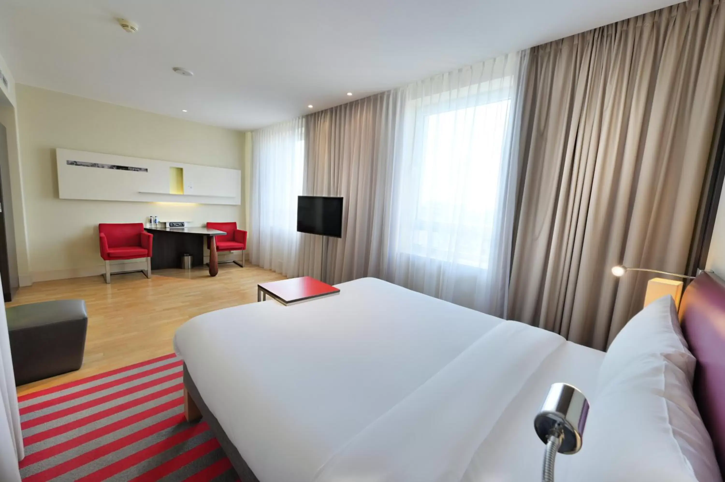 Communal lounge/ TV room, Bed in Mercure Warszawa Grand