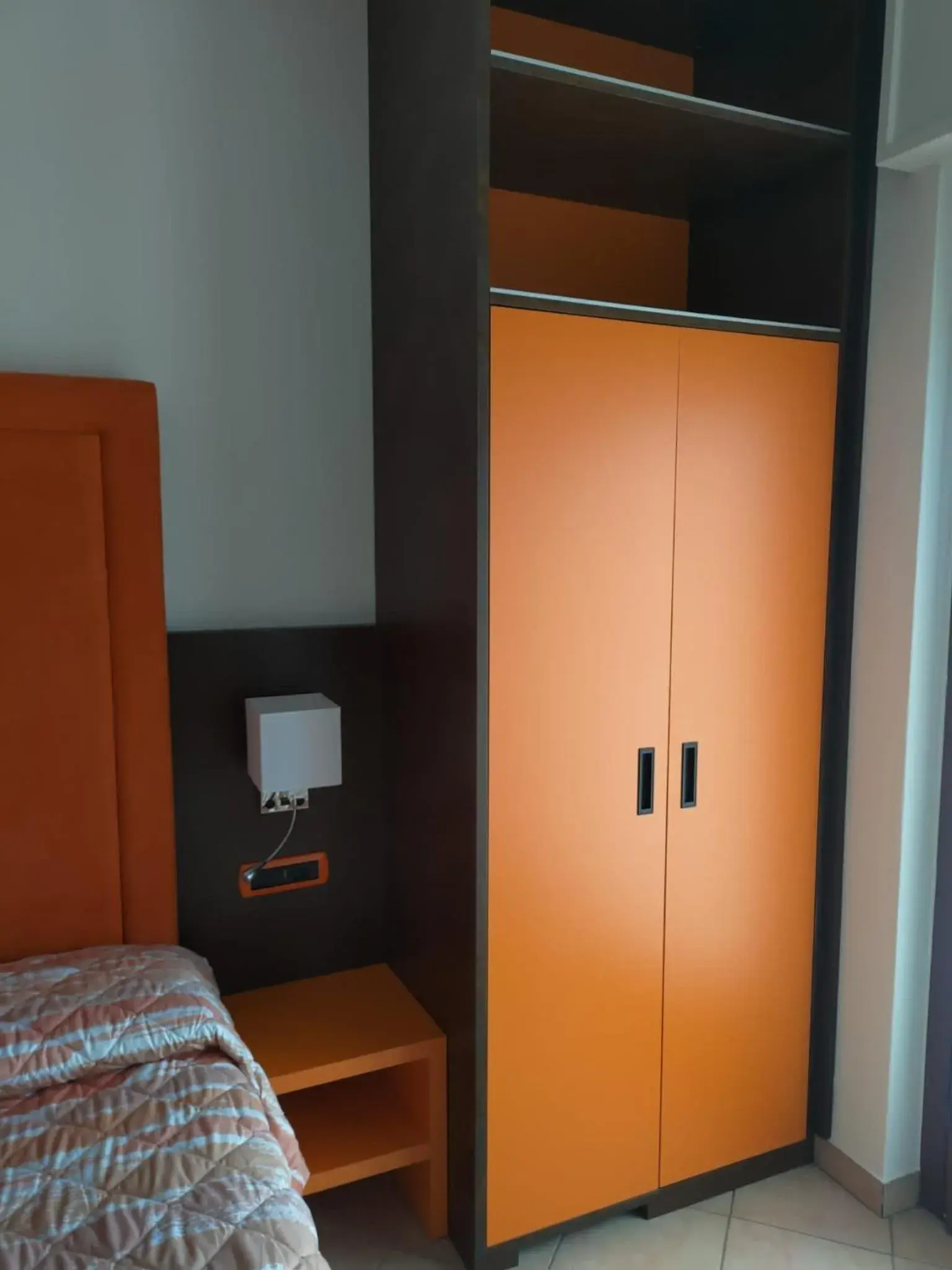 wardrobe, TV/Entertainment Center in Albergo Casa Este