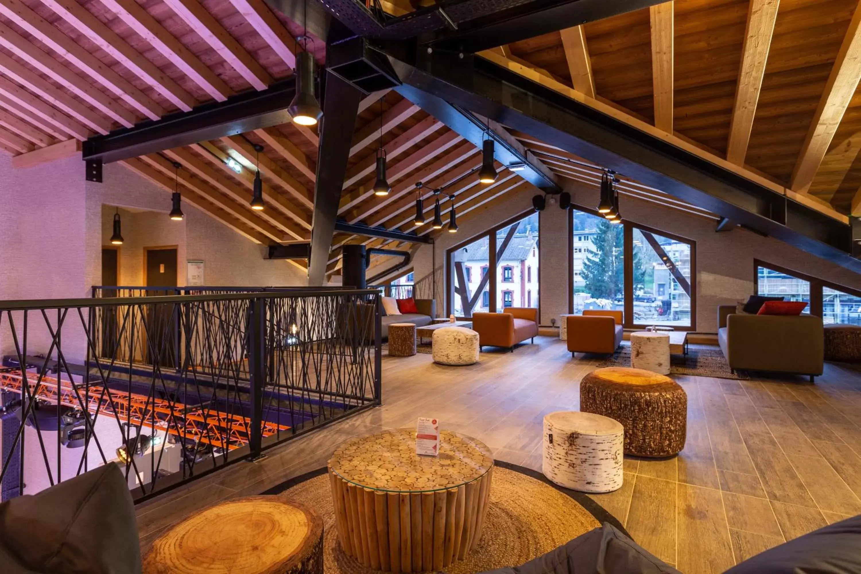 Lounge or bar in Hotel Base Camp Lodge - Bourg Saint Maurice