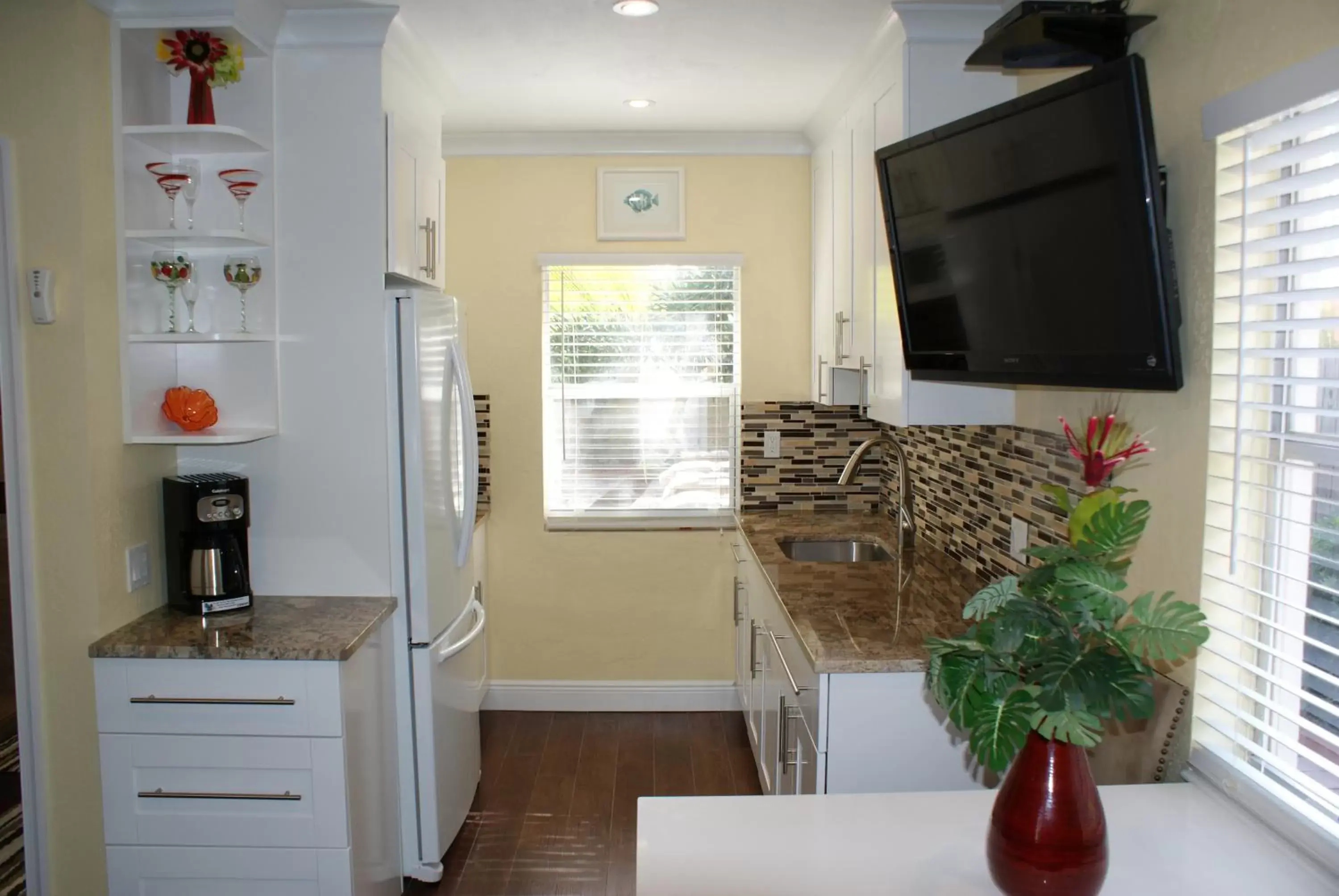 Kitchen or kitchenette, TV/Entertainment Center in Atlantic Shores Vacation Villas
