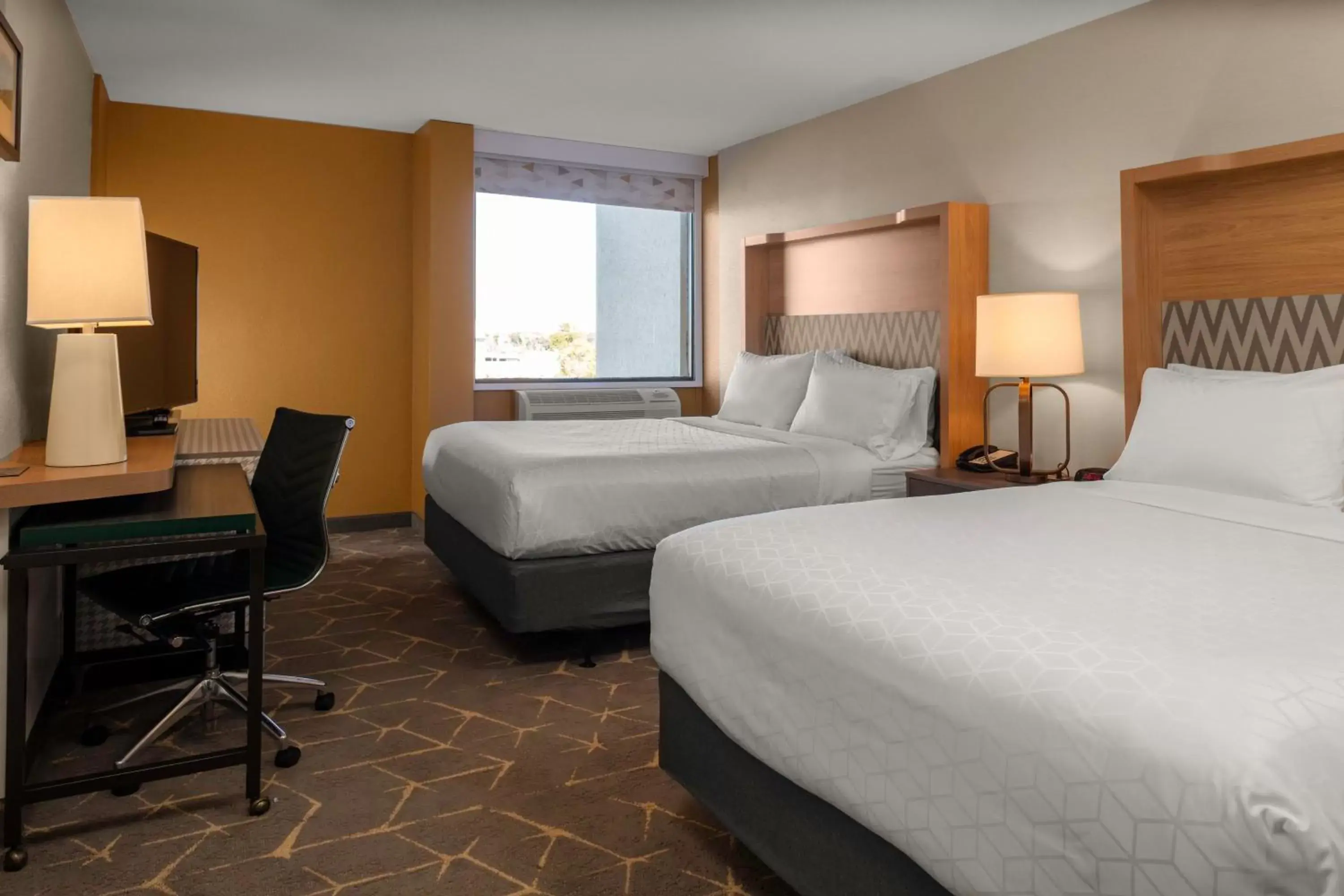 Photo of the whole room, Bed in Holiday Inn Boston - Dedham Hotel & Conference Center, an IHG Hotel