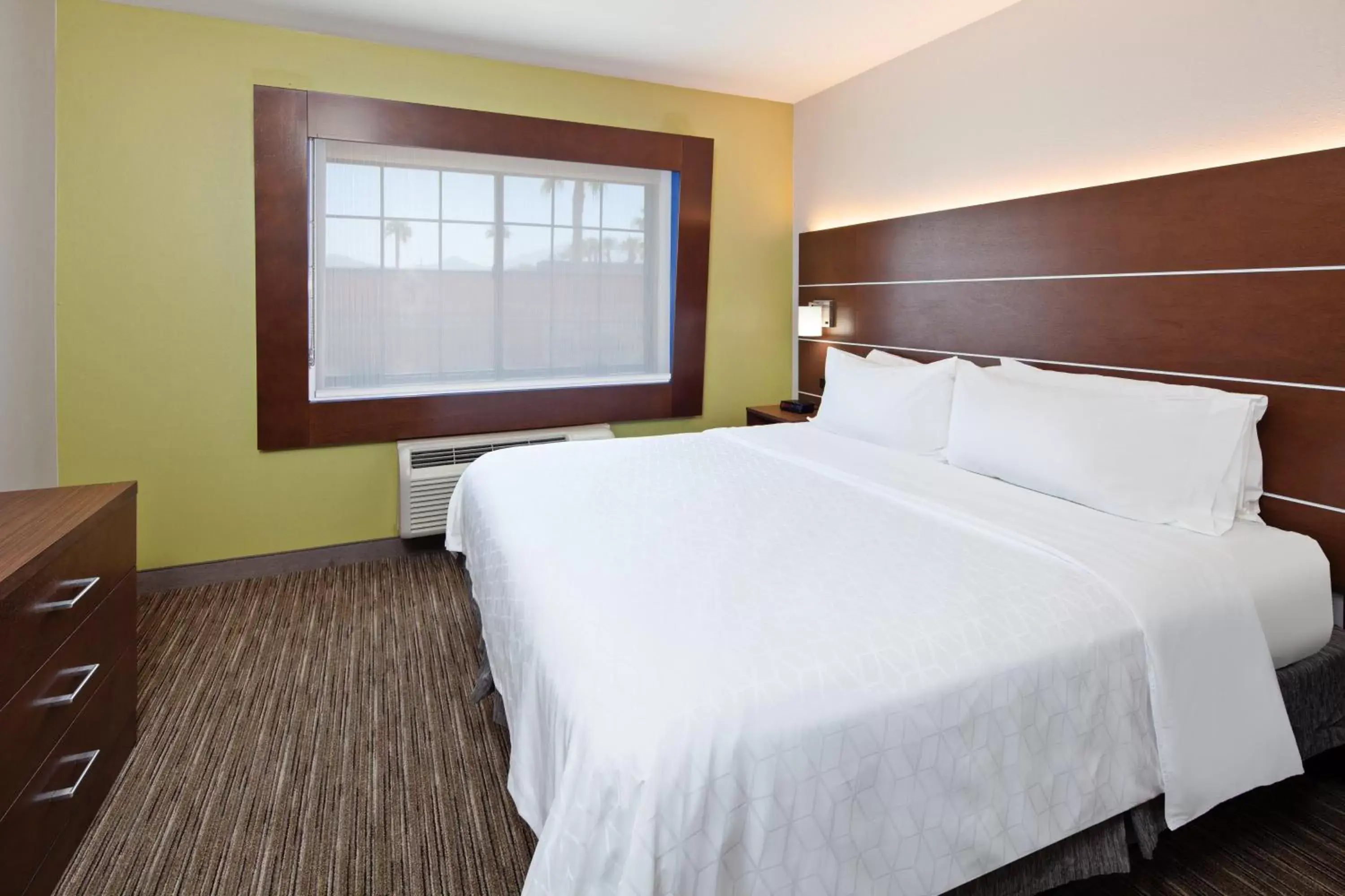 Photo of the whole room, Bed in Holiday Inn Express & Suites Rancho Mirage - Palm Spgs Area, an IHG Hotel