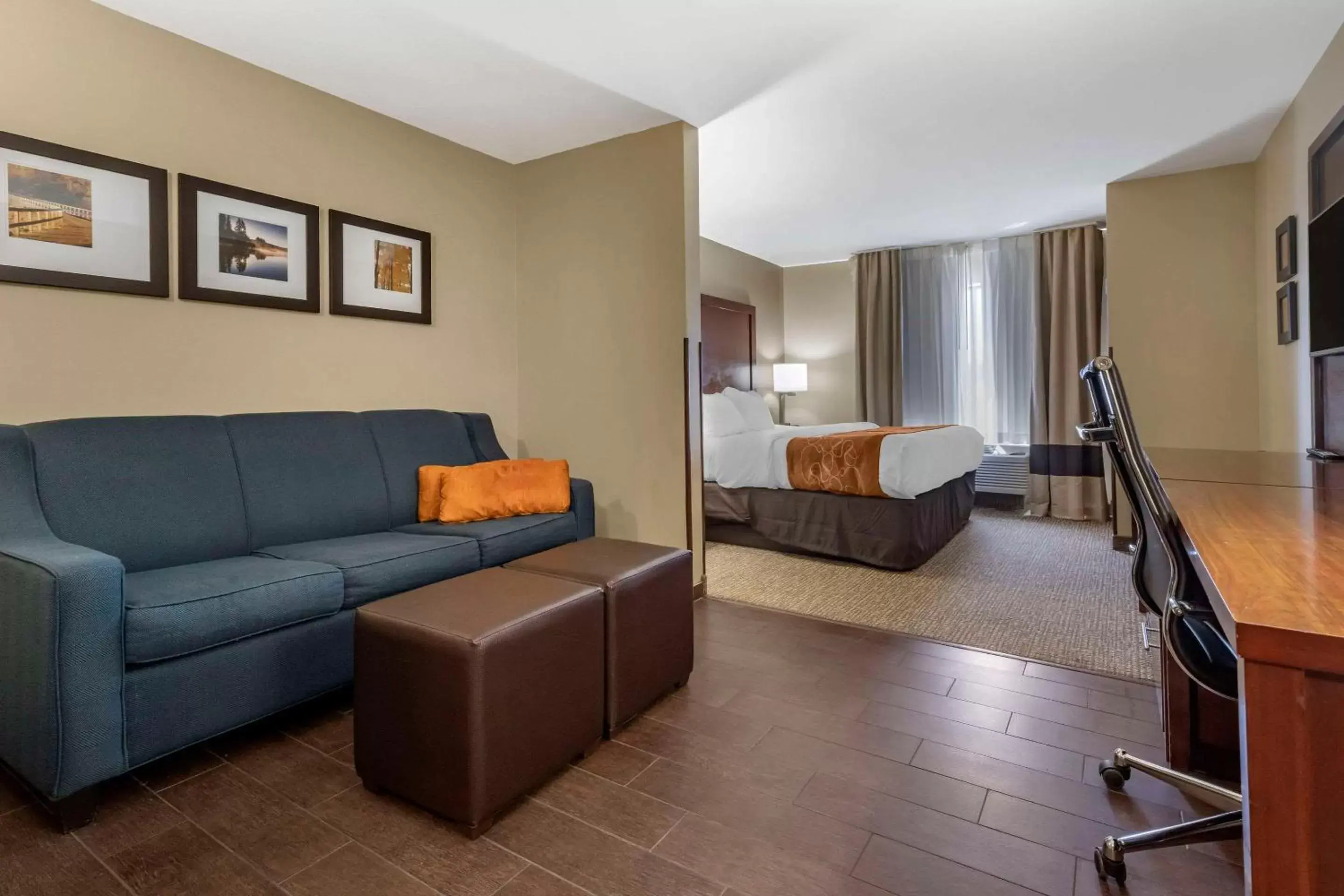 Bedroom, Seating Area in Comfort Suites Bridgeport - Clarksburg