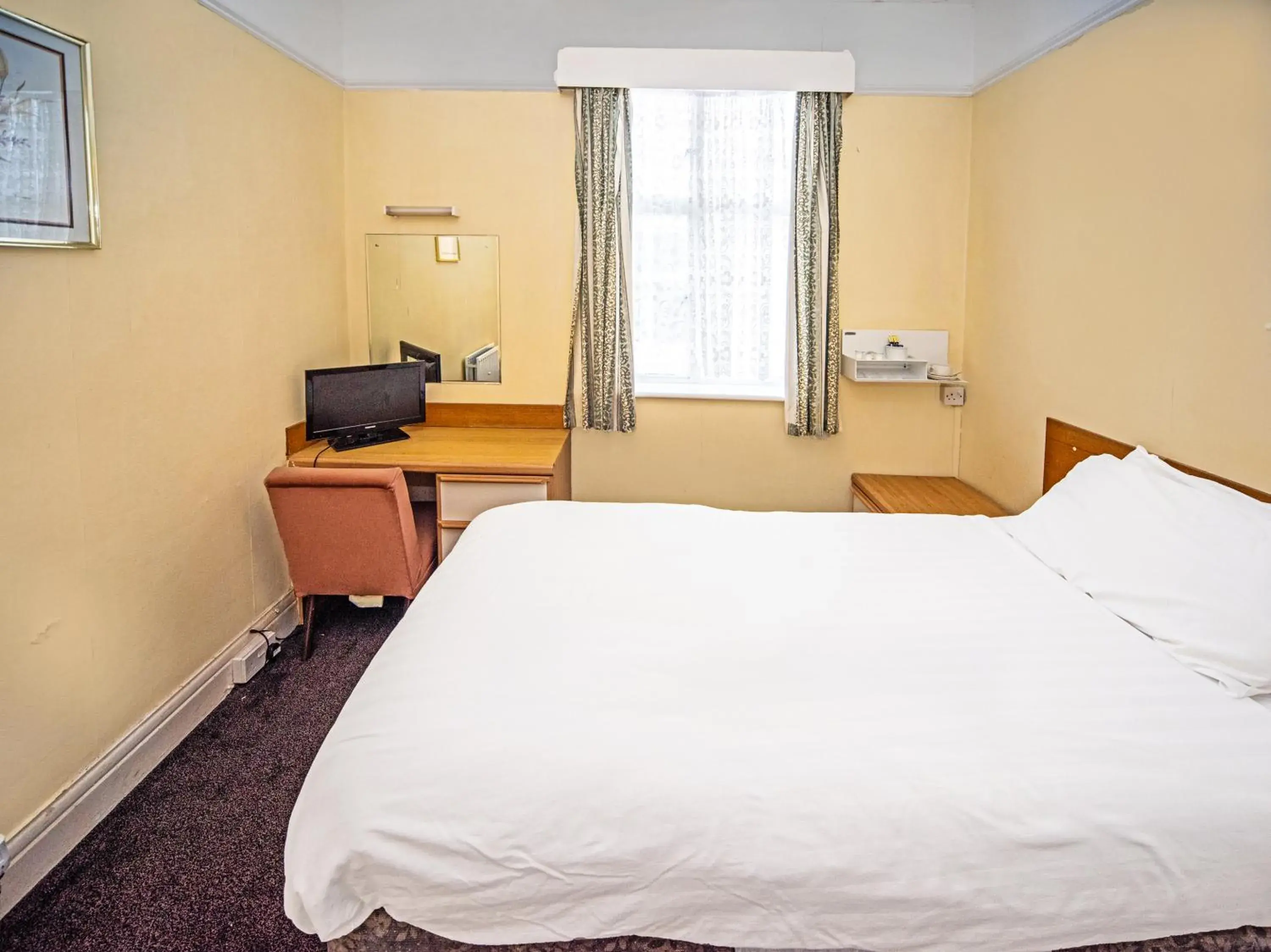 Bedroom, Bed in The Sherwood Palm Hotel, Torquay Beach