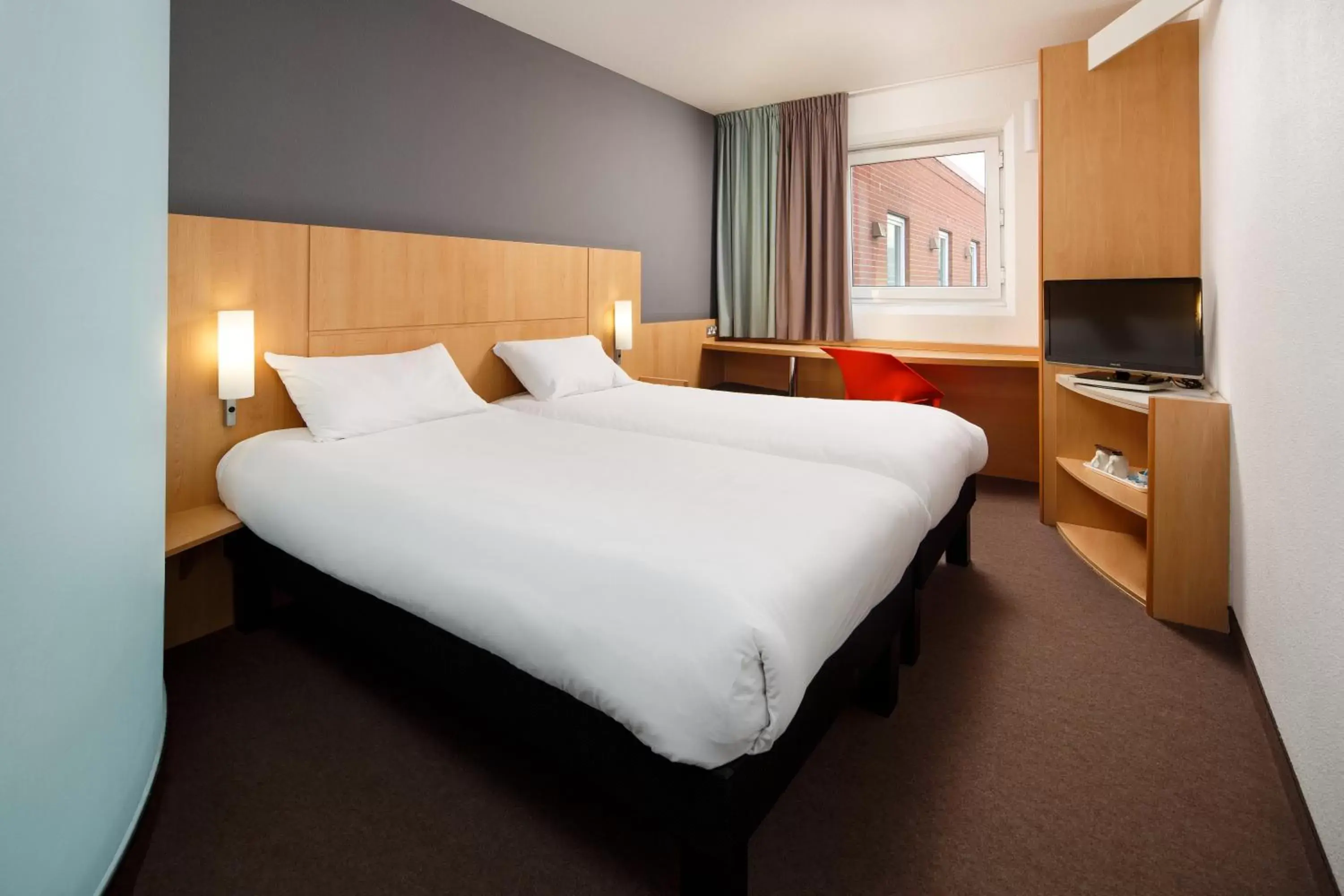 Bed in ibis Hull City Centre