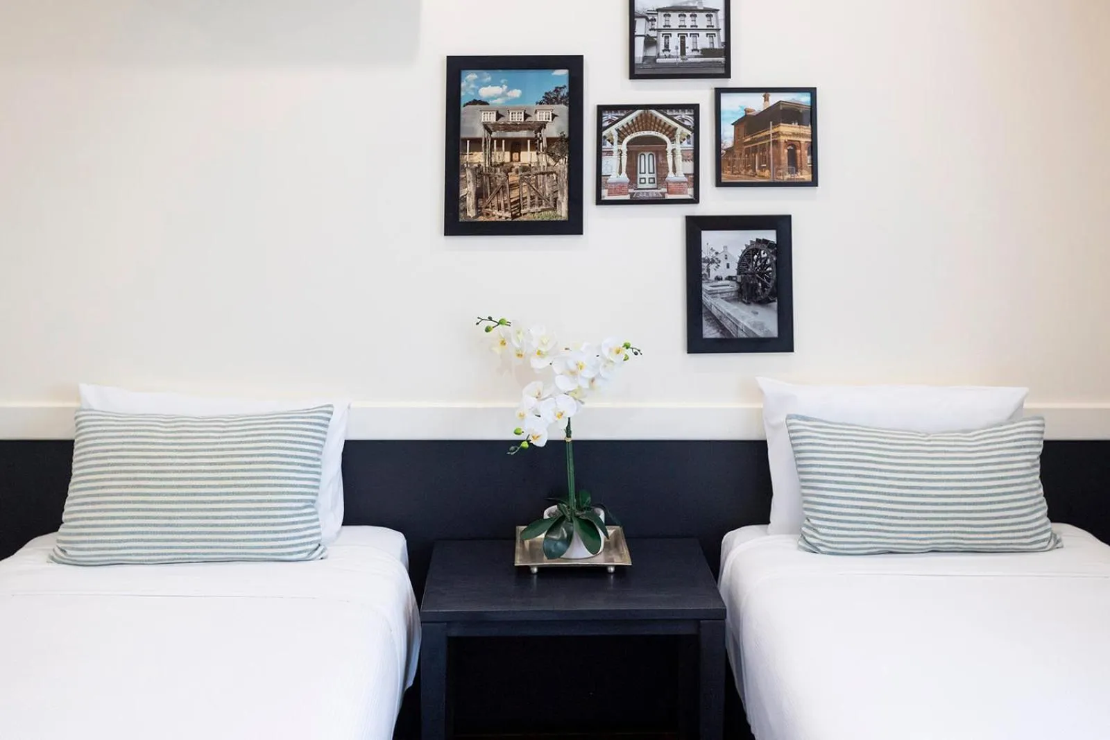 Bed in Hawkesbury Race Club Motel