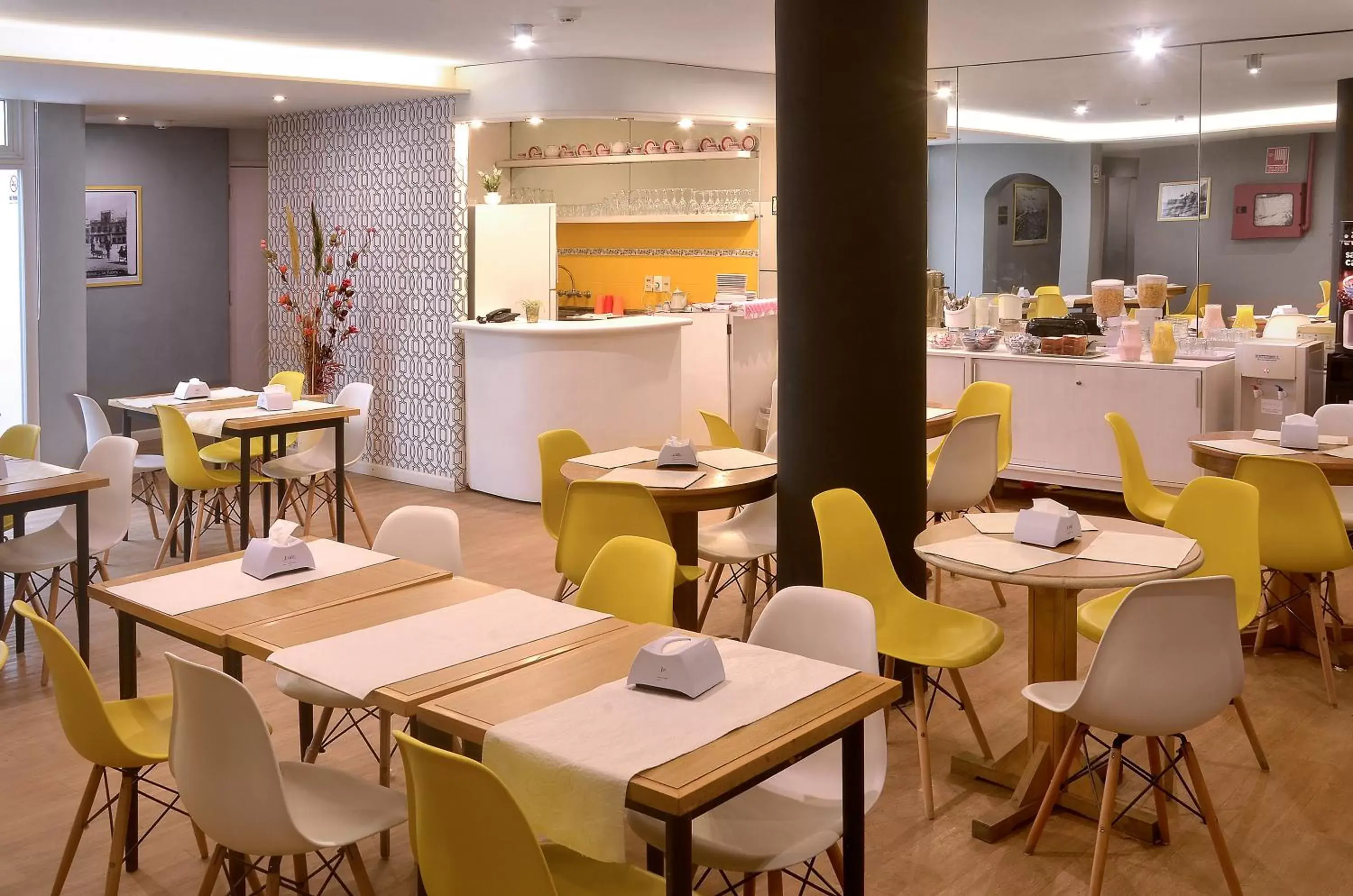 Restaurant/Places to Eat in Hotel Hispano