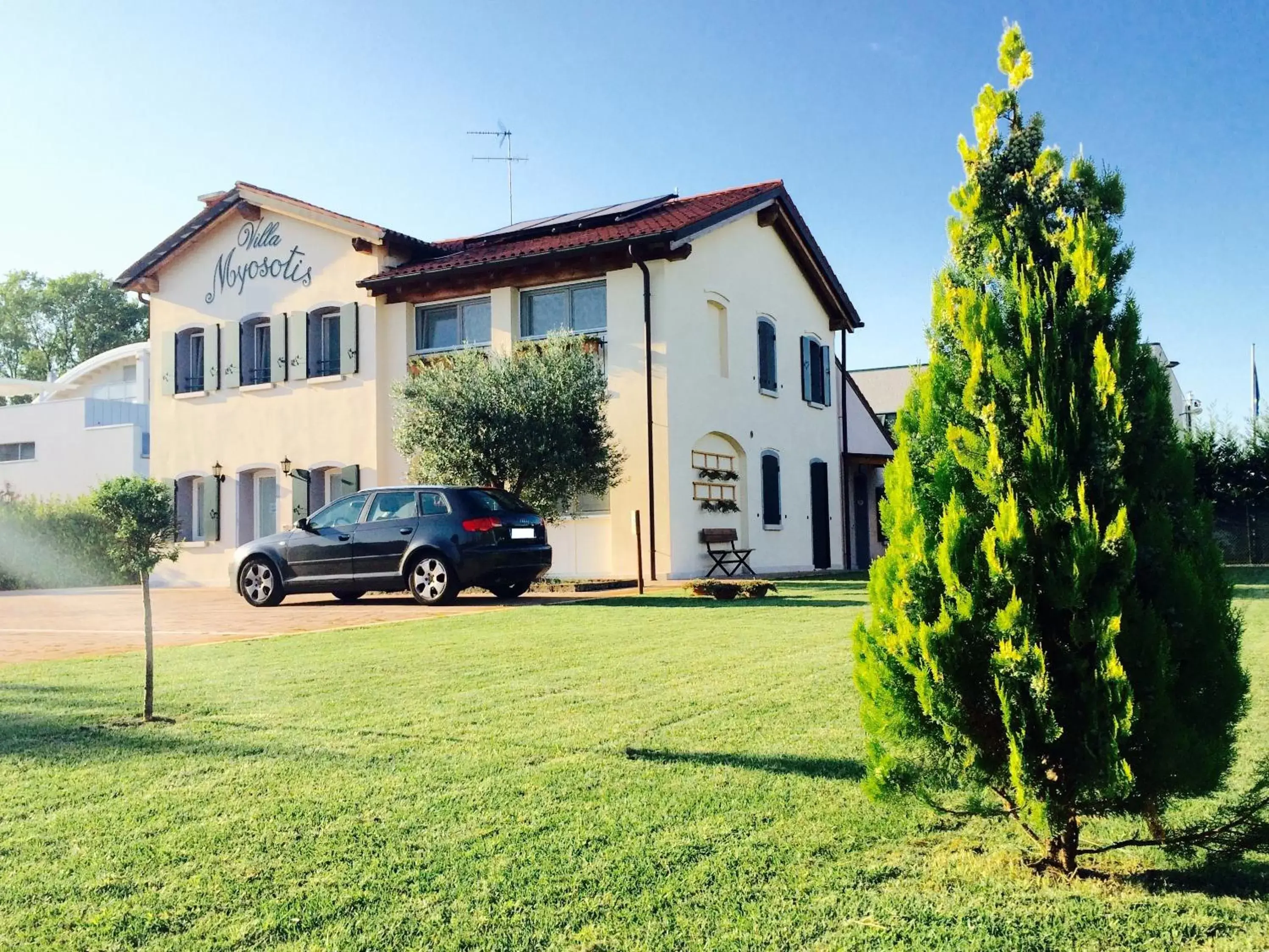 Facade/entrance, Property Building in Villa Myosotis