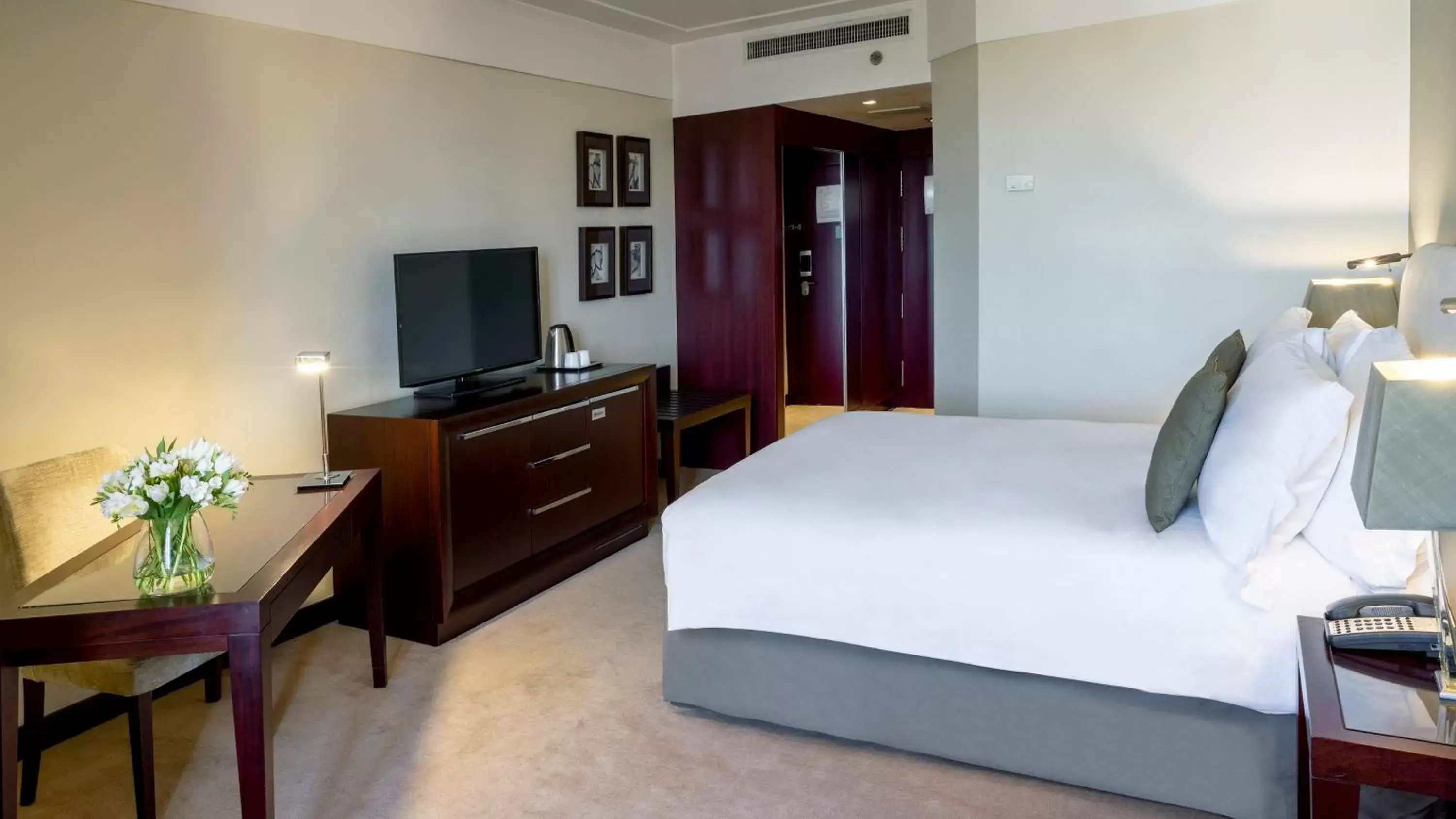 Photo of the whole room, Bed in Crowne Plaza Porto, an IHG Hotel