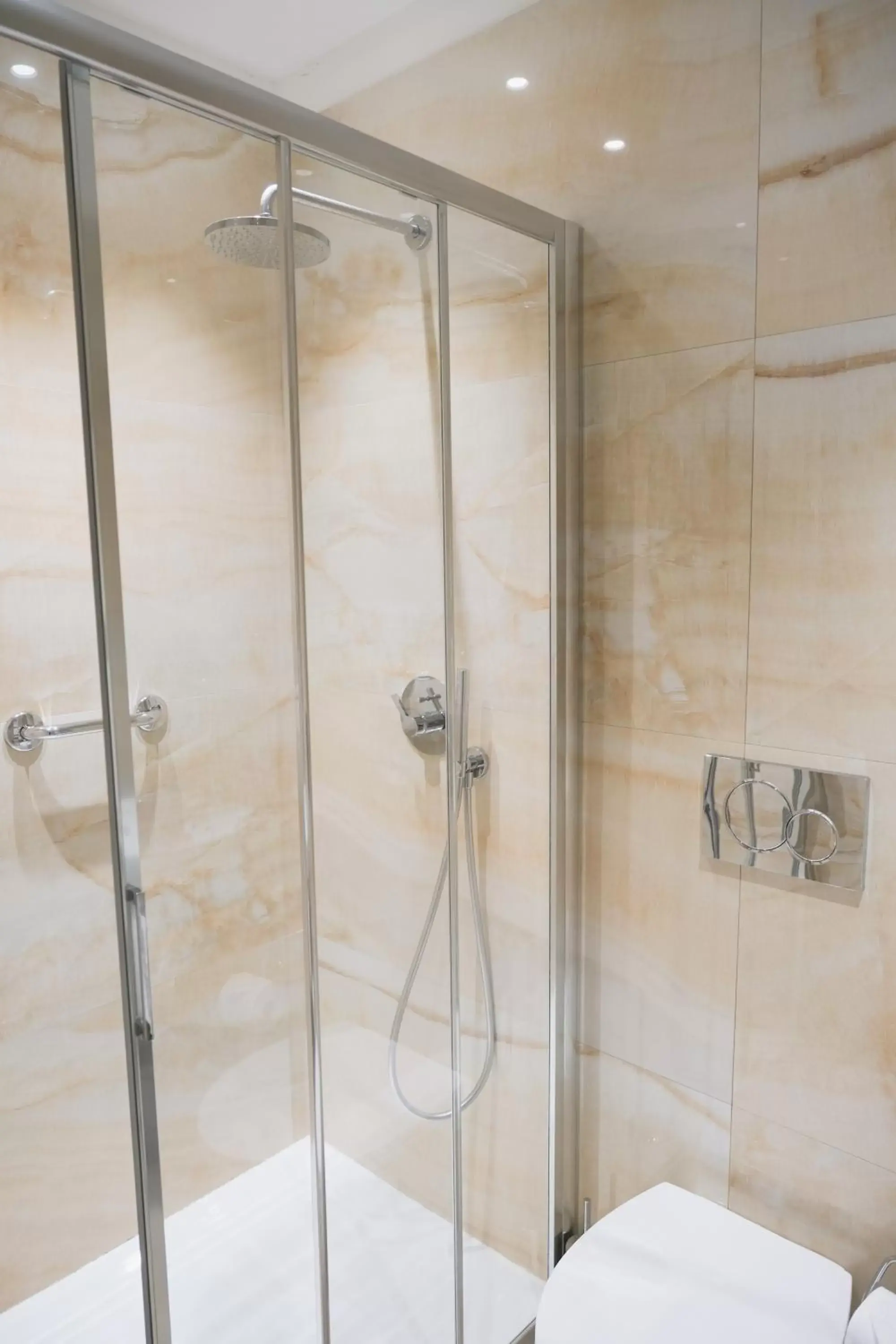 Shower, Bathroom in Central Savona B&B