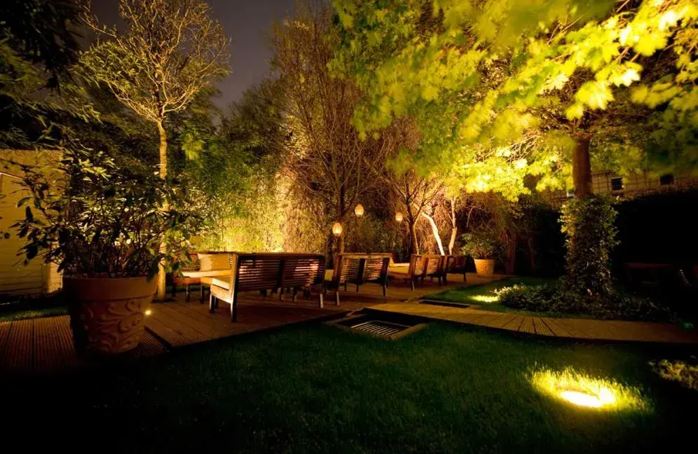 Patio, Swimming Pool in Bristol Hotel