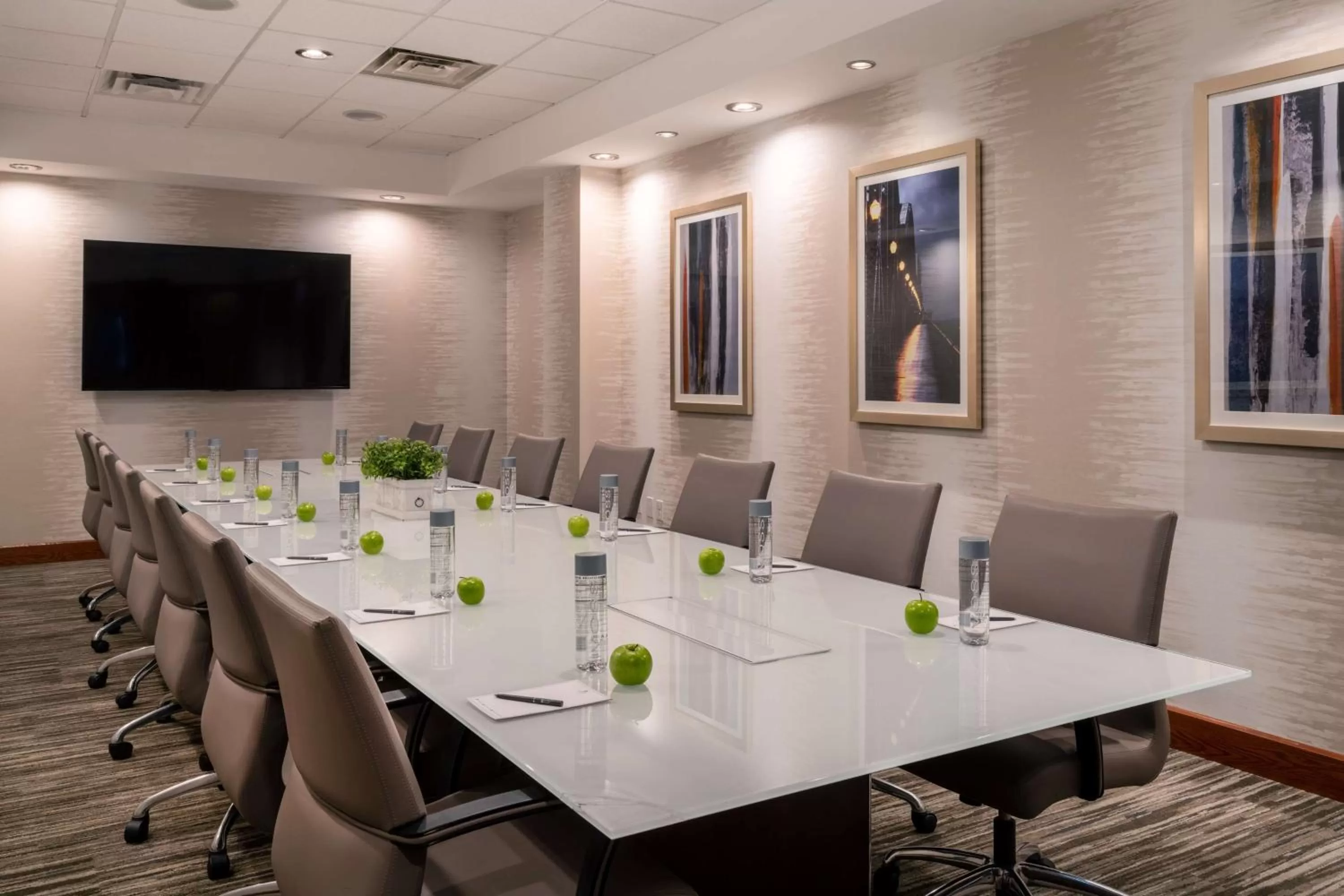 Meeting/conference room in Embassy Suites by Hilton Portland Airport