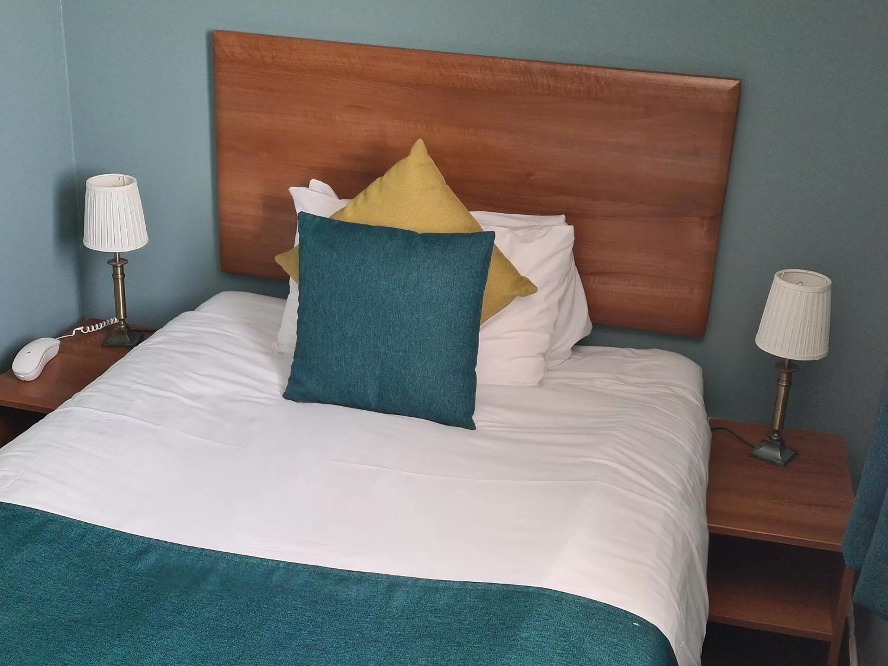 Bedroom, Bed in Dunmuir Hotel