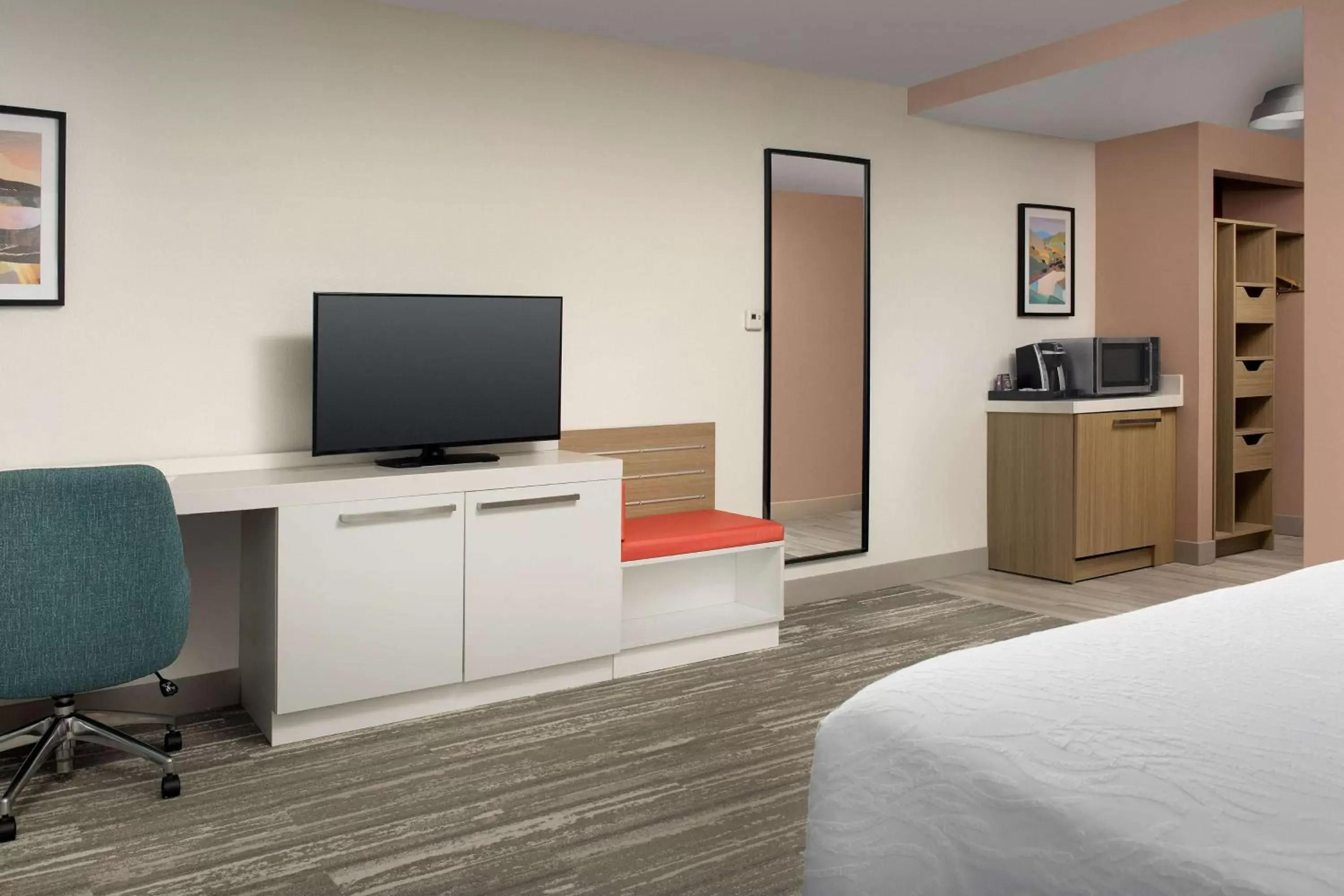 Bedroom, TV/Entertainment Center in Hilton Garden Inn Dallas/Duncanville