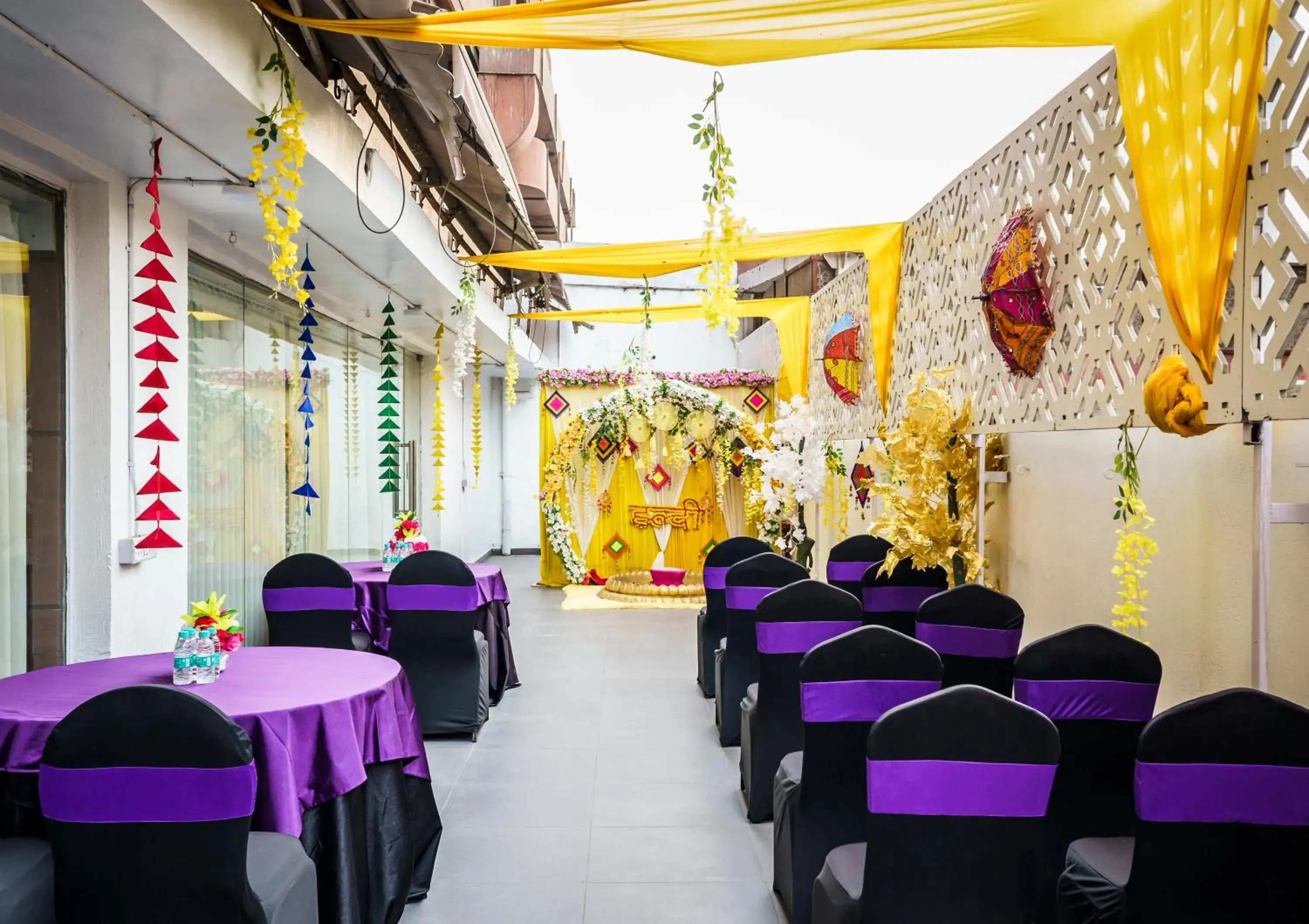 Balcony/Terrace, Restaurant/Places to Eat in Caspia Hotel New Delhi