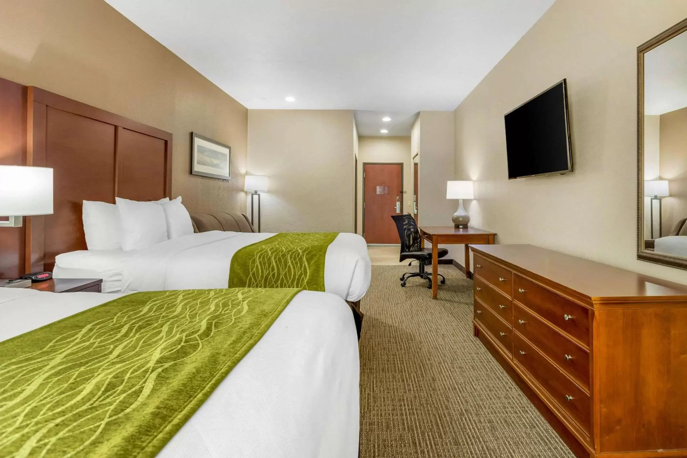 Photo of the whole room, Bed in Comfort Inn & Suites Davenport - Quad Cities