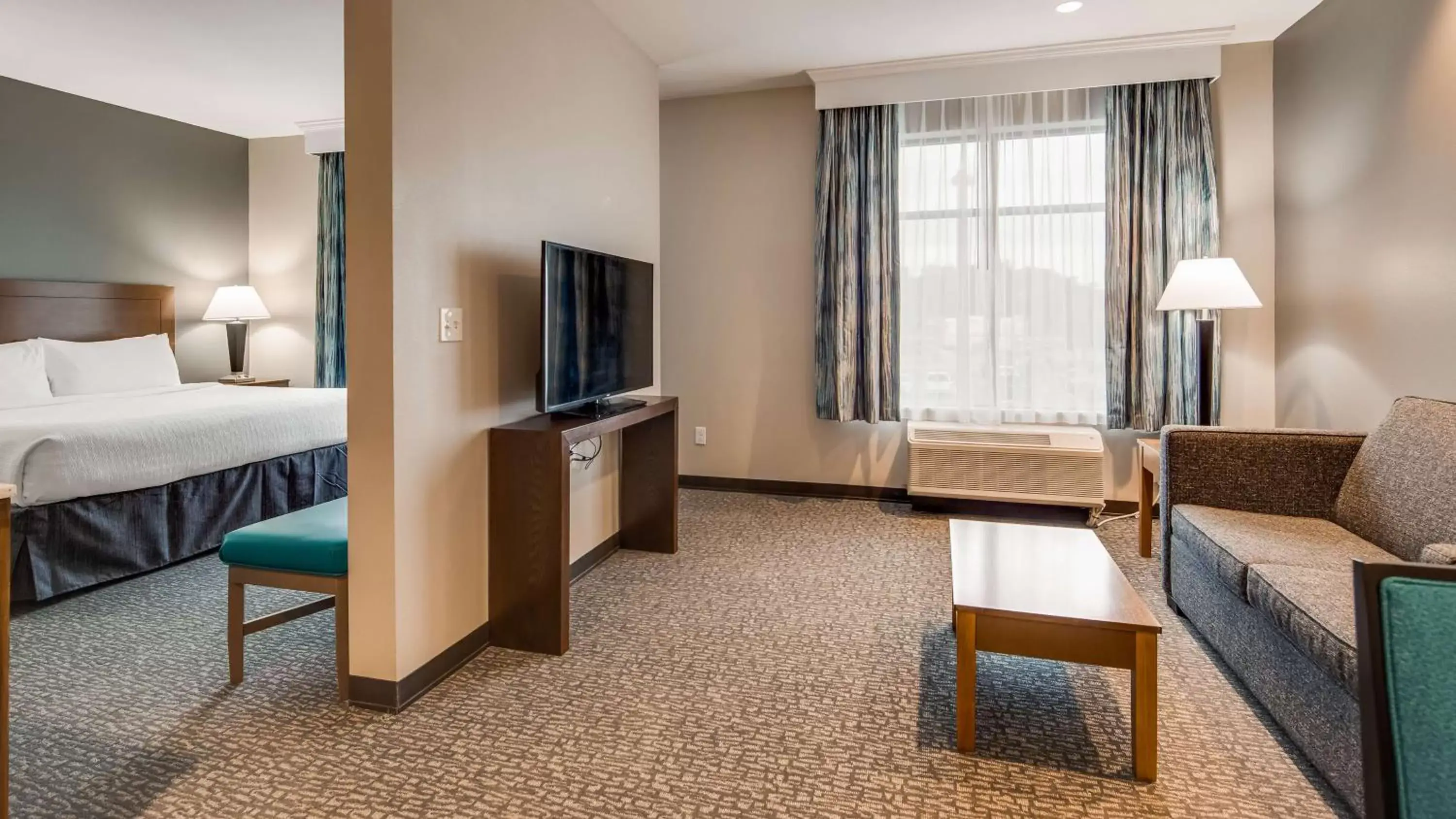 Photo of the whole room, TV/Entertainment Center in Best Western Plus Executive Residency Marion