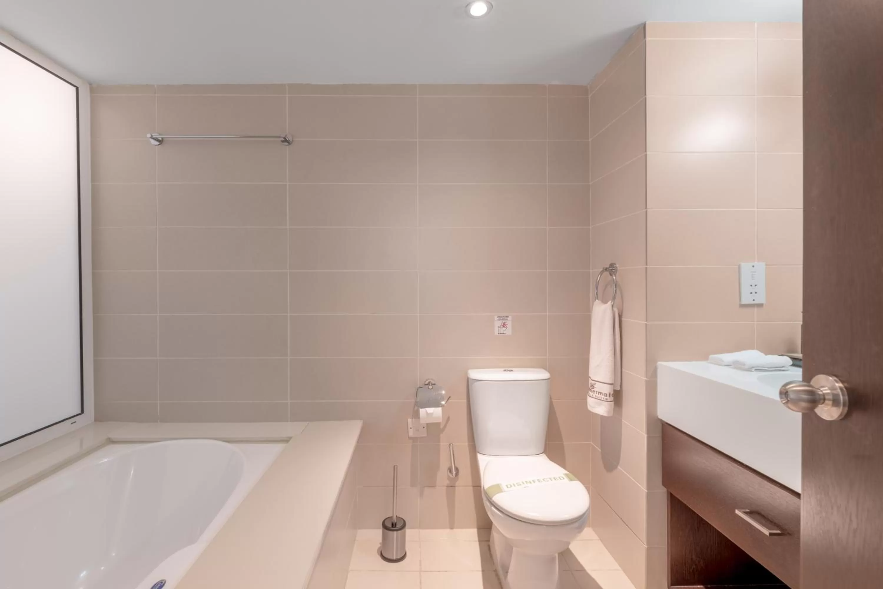 Bathroom in Napa Mermaid Hotel & Suites