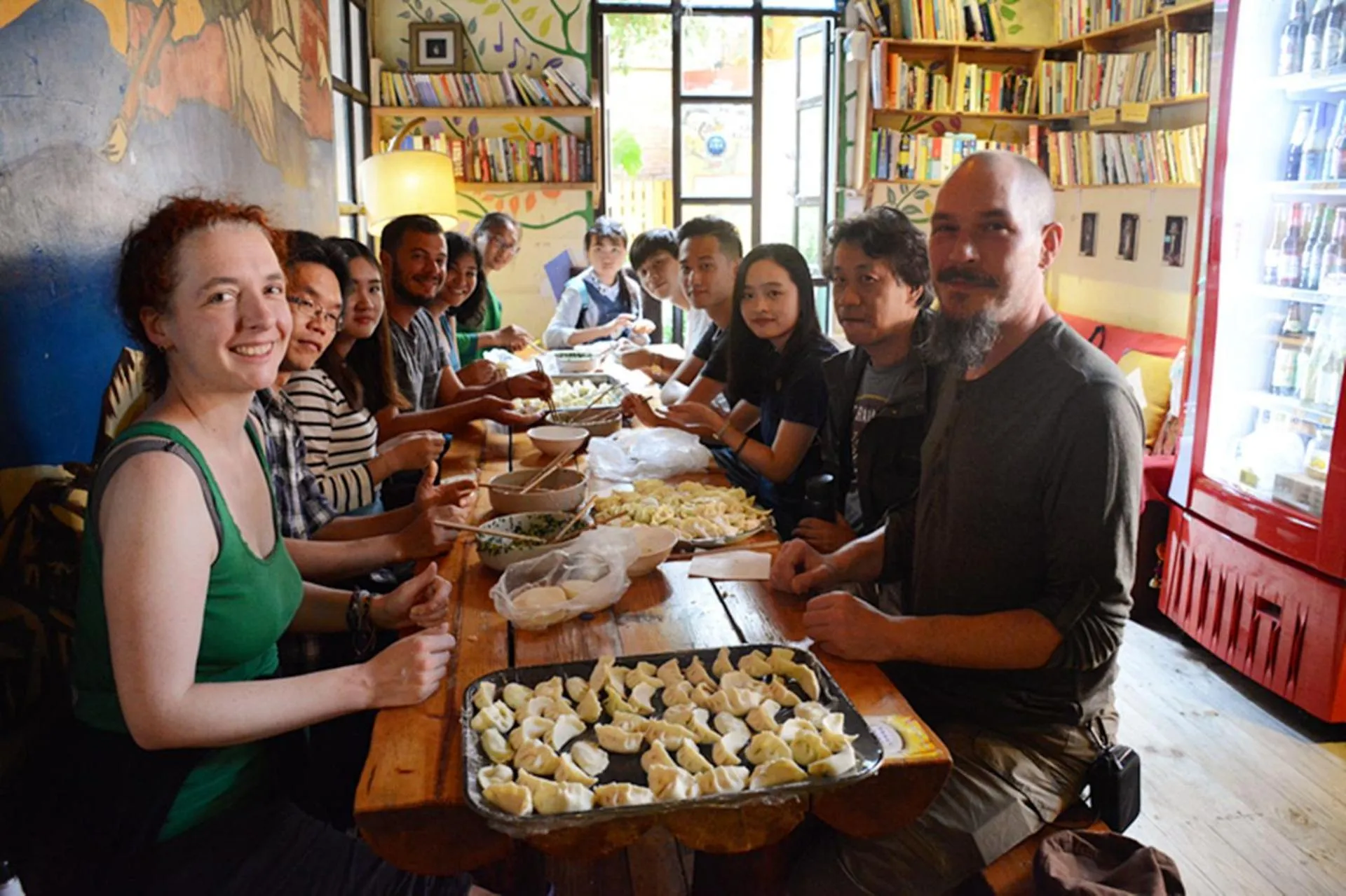 Entertainment in The Cloudland International Youth Hostel Close to the city center,15 min walks to the subway, Close to the night market, old street, green lake, English-speaking service, free Activity convenient payment and visa cards are accepted