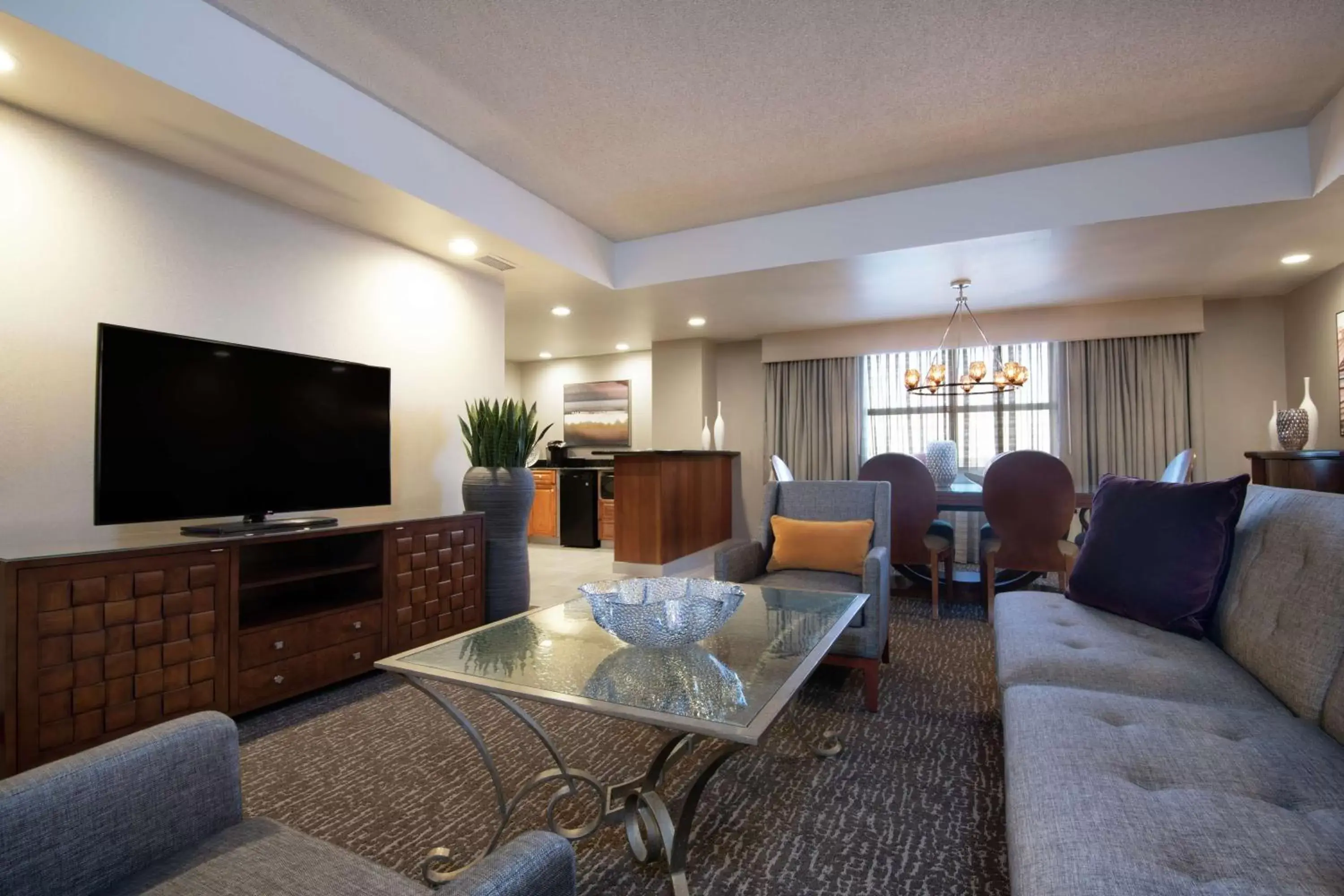 Living room, Seating Area in Embassy Suites Northwest Arkansas - Hotel, Spa & Convention Center