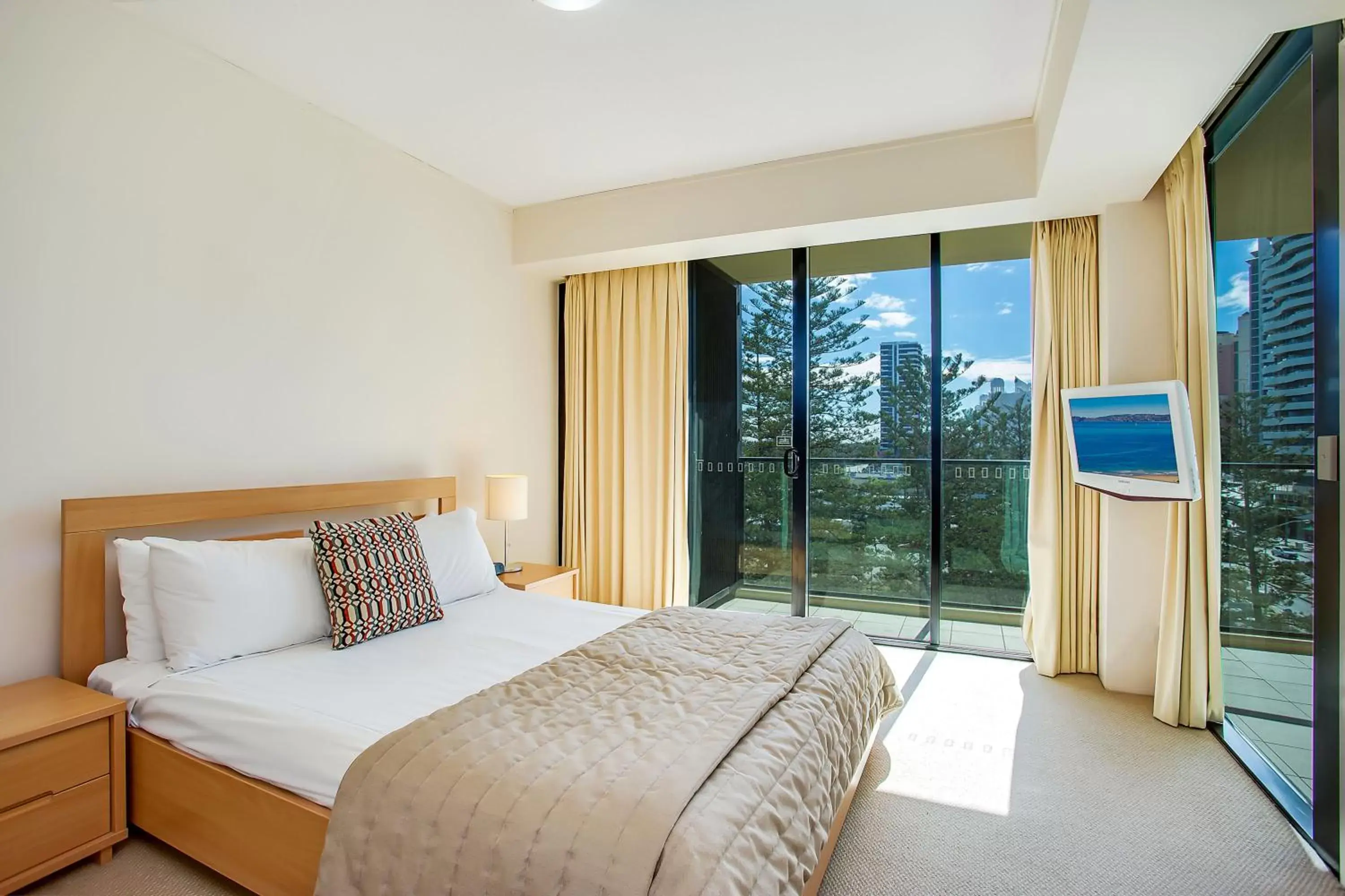 Bedroom, Bed in Mantra Broadbeach on the Park