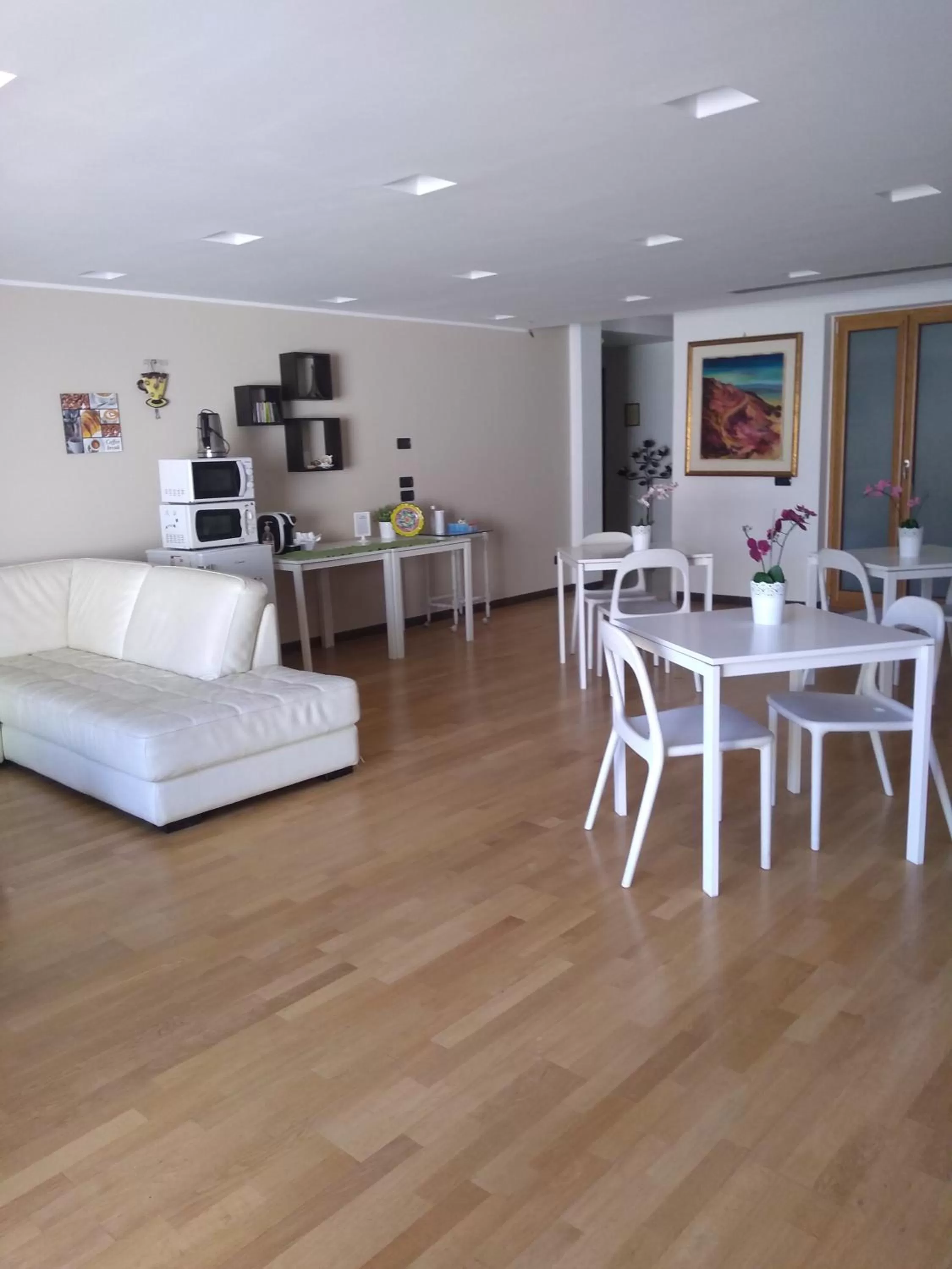 Restaurant/Places to Eat in Le Mediterranee